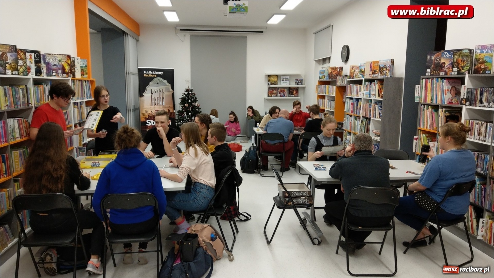 Zdjęcie w galerii na portalu naszraciborz.pl: Nocny maraton gier bez prądu w raciborskiej bibliotece wiadomości z regionu