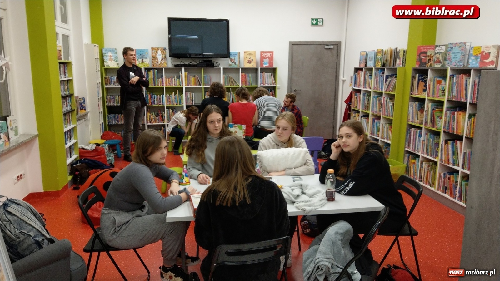 Zdjęcie w galerii na portalu naszraciborz.pl: Nocny maraton gier bez prądu w raciborskiej bibliotece wiadomości z regionu