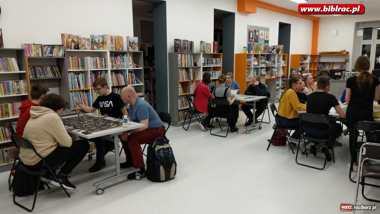 Zdjęcie w galerii na portalu naszraciborz.pl: Nocny maraton gier bez prądu w raciborskiej bibliotece wiadomości z regionu