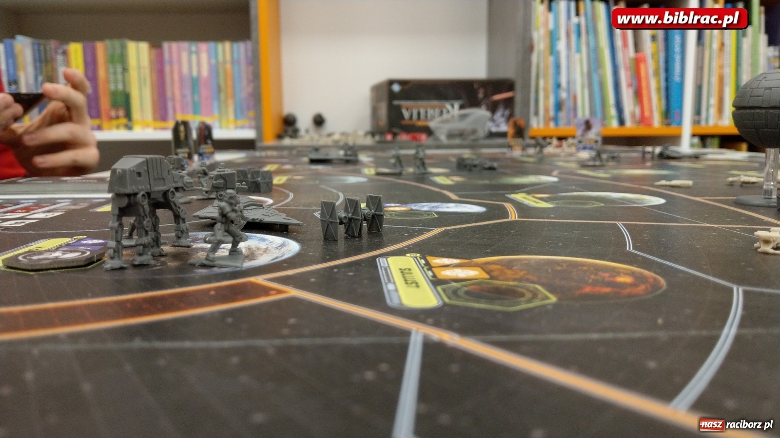 Zdjęcie w galerii na portalu naszraciborz.pl: Nocny maraton gier bez prądu w raciborskiej bibliotece wiadomości z regionu