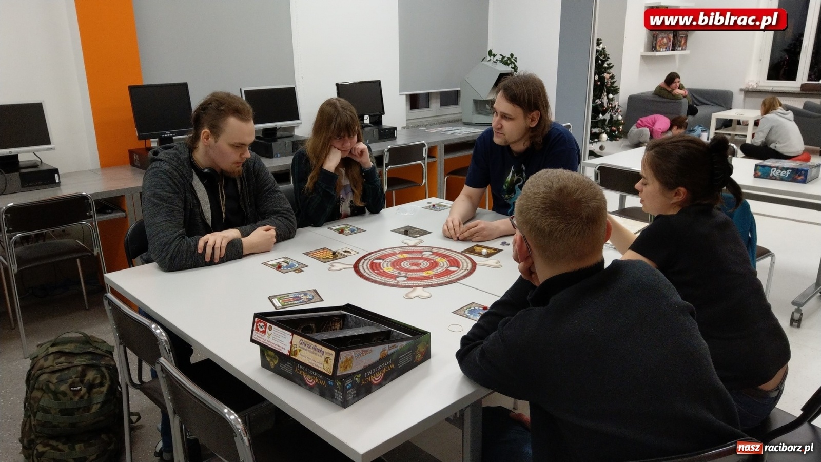 Zdjęcie w galerii na portalu naszraciborz.pl: Nocny maraton gier bez prądu w raciborskiej bibliotece wiadomości z regionu