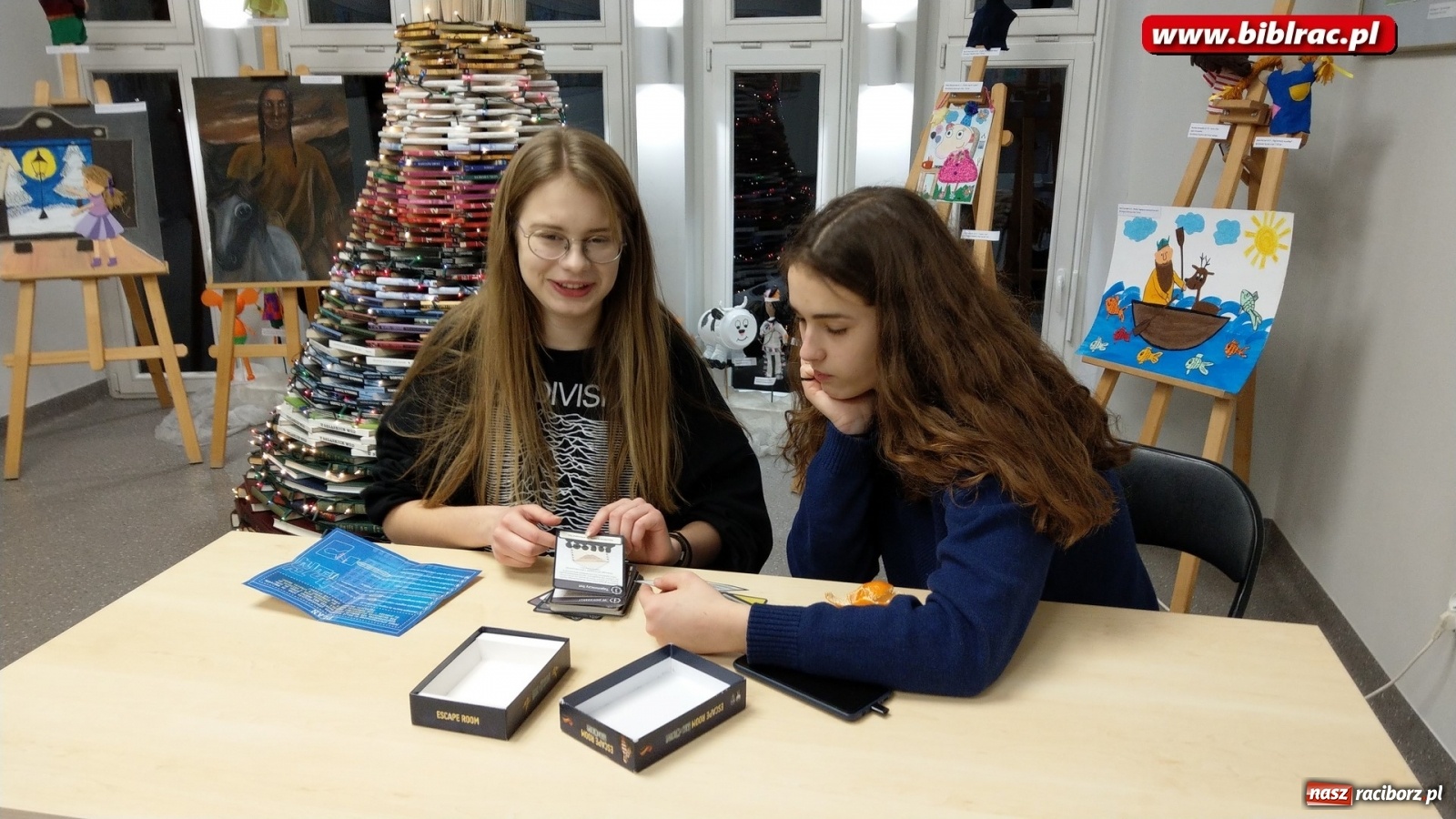 Zdjęcie w galerii na portalu naszraciborz.pl: Nocny maraton gier bez prądu w raciborskiej bibliotece wiadomości z regionu