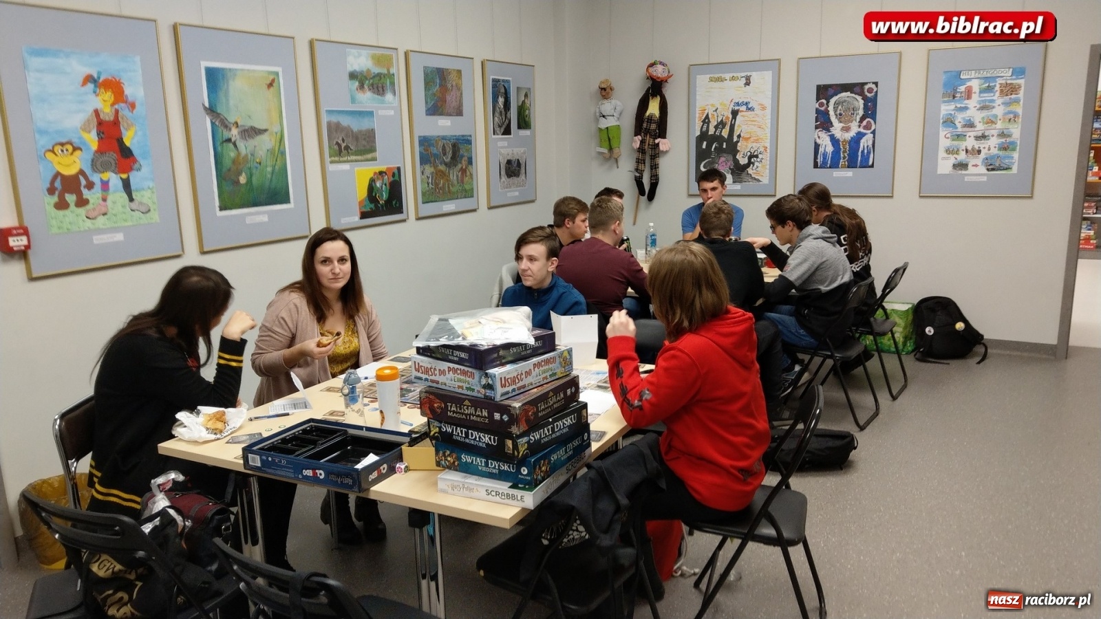 Zdjęcie w galerii na portalu naszraciborz.pl: Nocny maraton gier bez prądu w raciborskiej bibliotece wiadomości z regionu