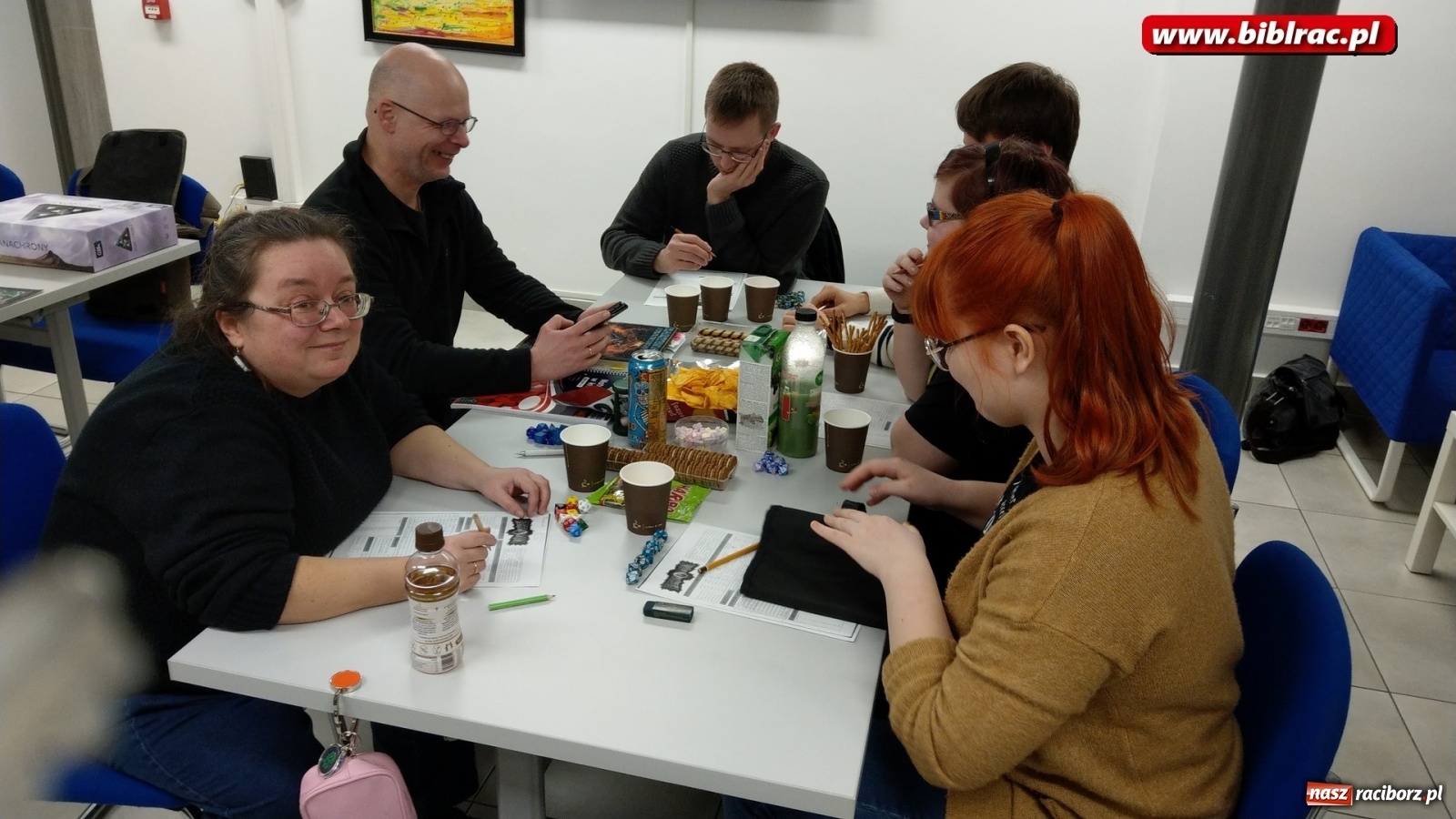 Zdjęcie w galerii na portalu naszraciborz.pl: Nocny maraton gier bez prądu w raciborskiej bibliotece wiadomości z regionu
