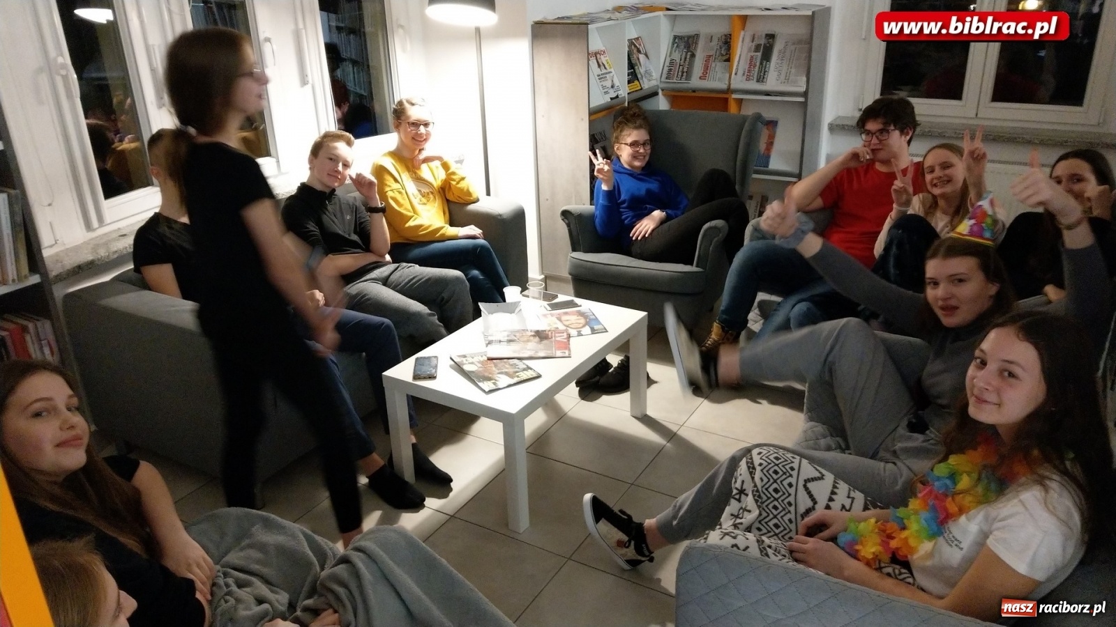 Zdjęcie w galerii na portalu naszraciborz.pl: Nocny maraton gier bez prądu w raciborskiej bibliotece wiadomości z regionu