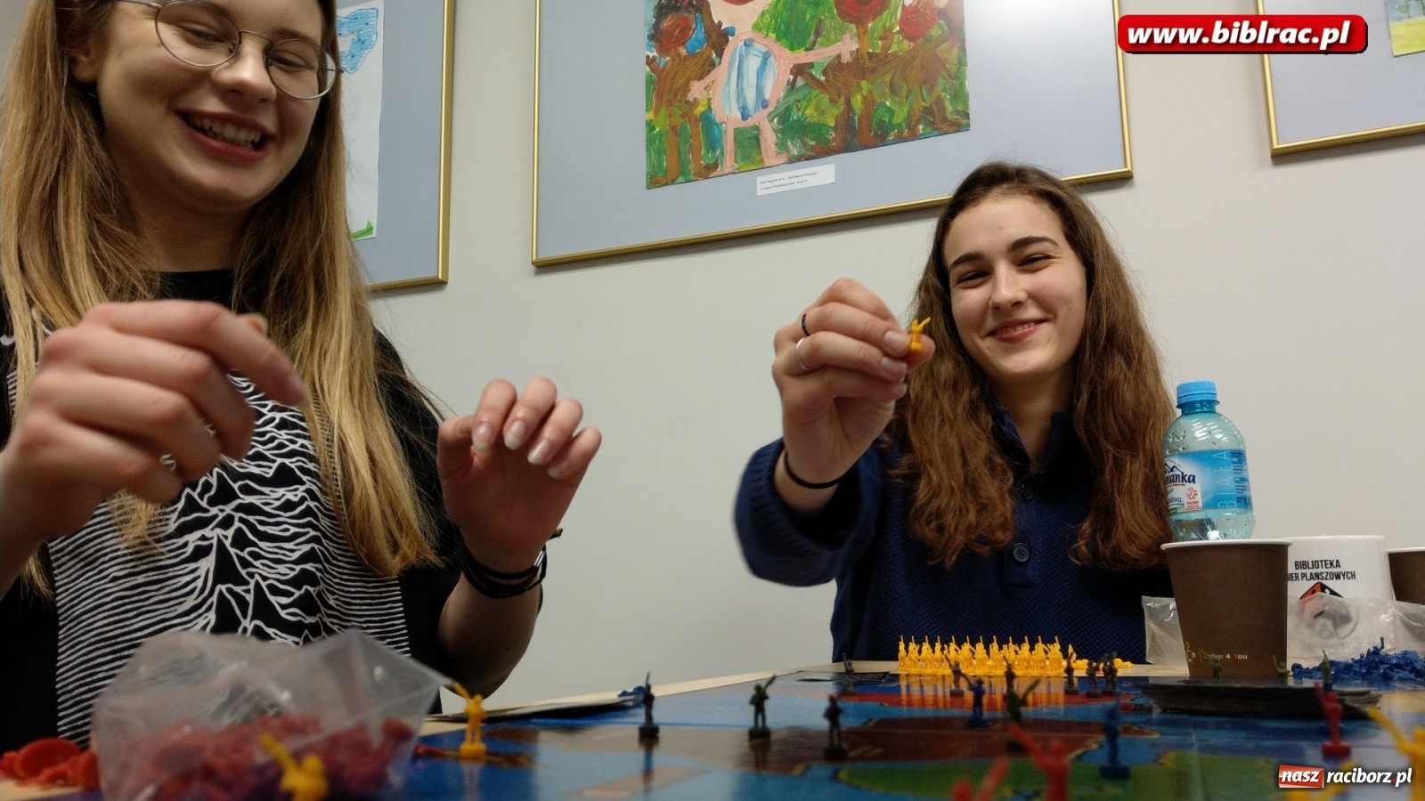 Zdjęcie w galerii na portalu naszraciborz.pl: Nocny maraton gier bez prądu w raciborskiej bibliotece wiadomości z regionu