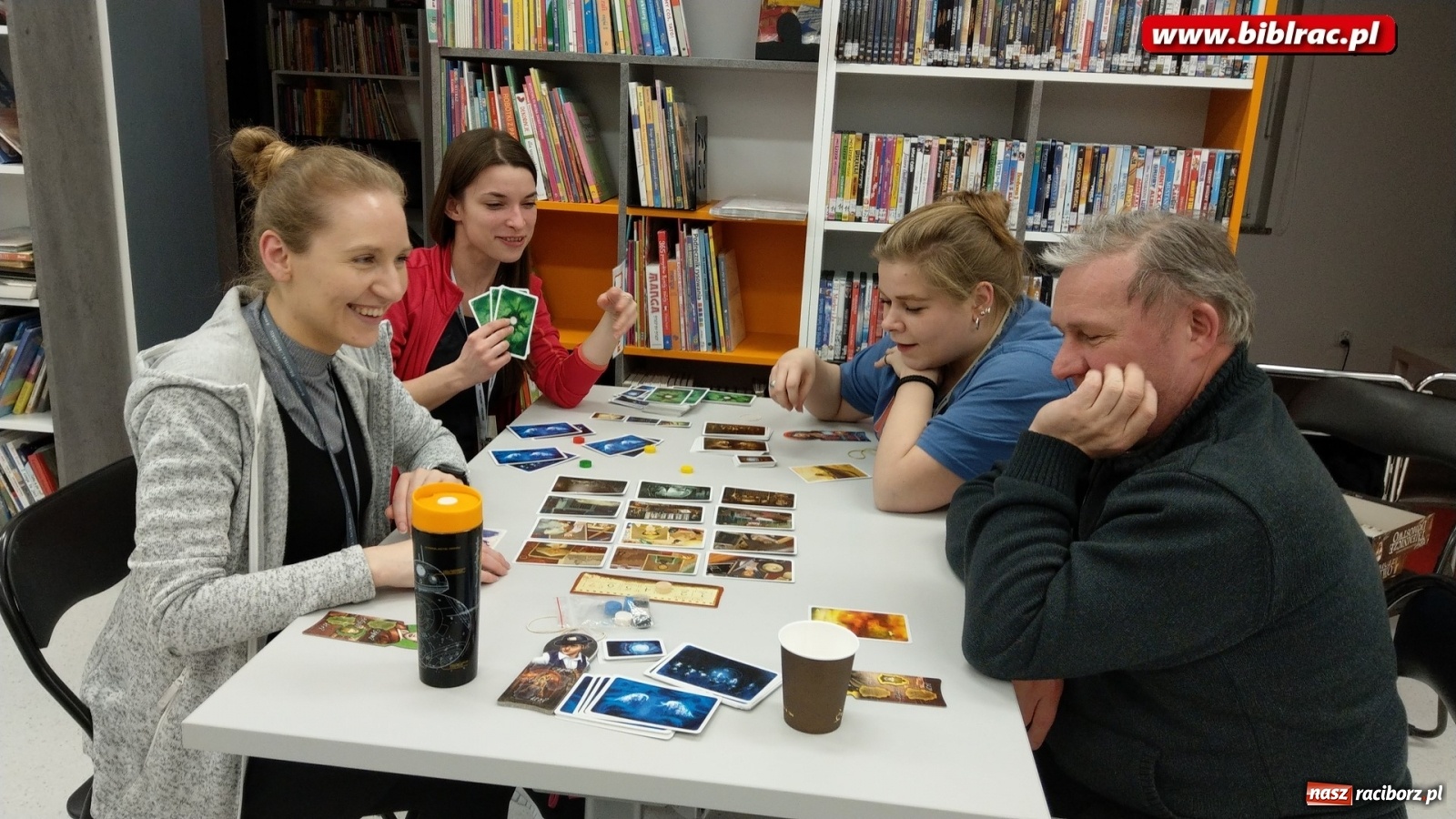 Zdjęcie w galerii na portalu naszraciborz.pl: Nocny maraton gier bez prądu w raciborskiej bibliotece wiadomości z regionu