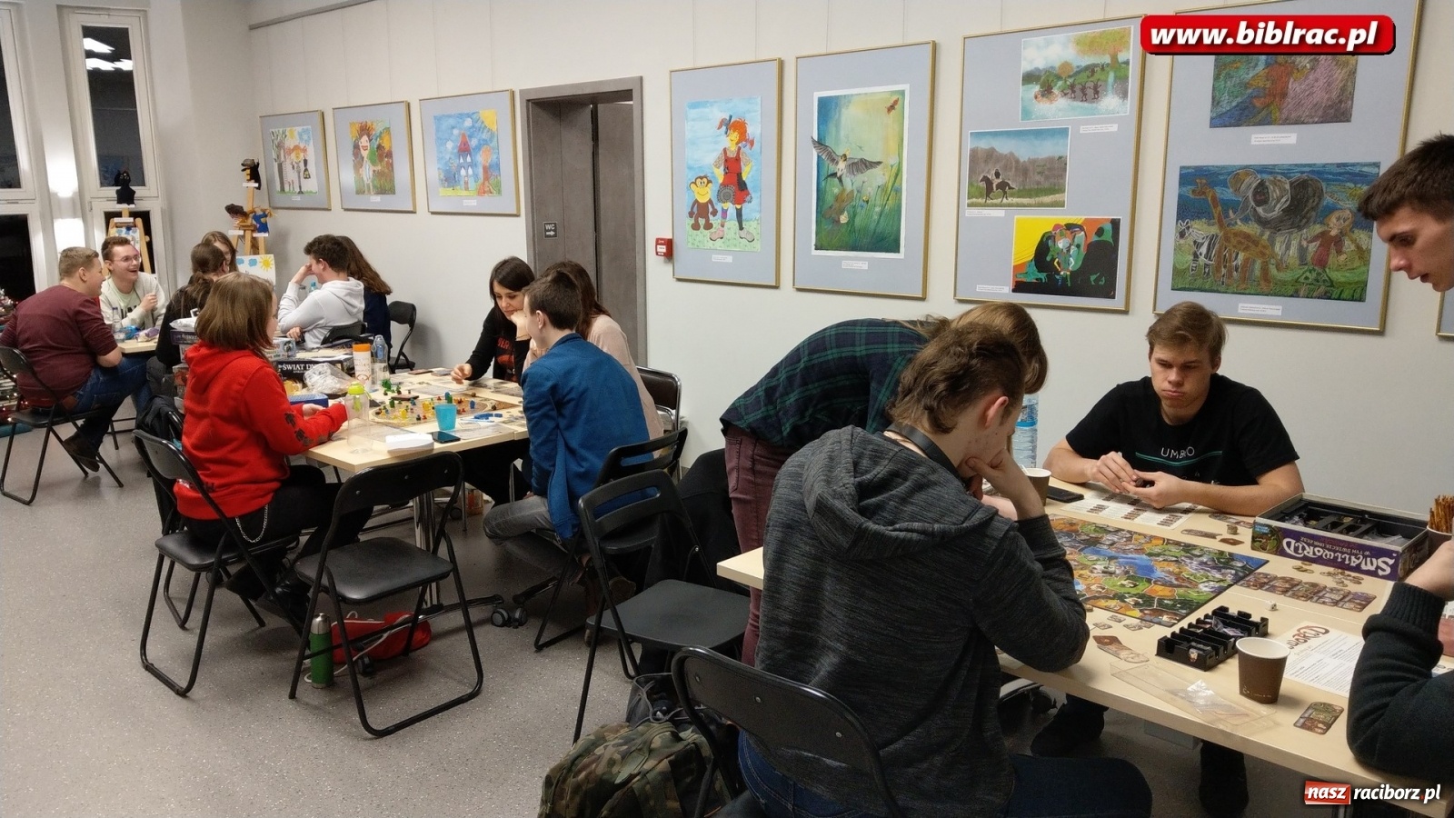 Zdjęcie w galerii na portalu naszraciborz.pl: Nocny maraton gier bez prądu w raciborskiej bibliotece wiadomości z regionu