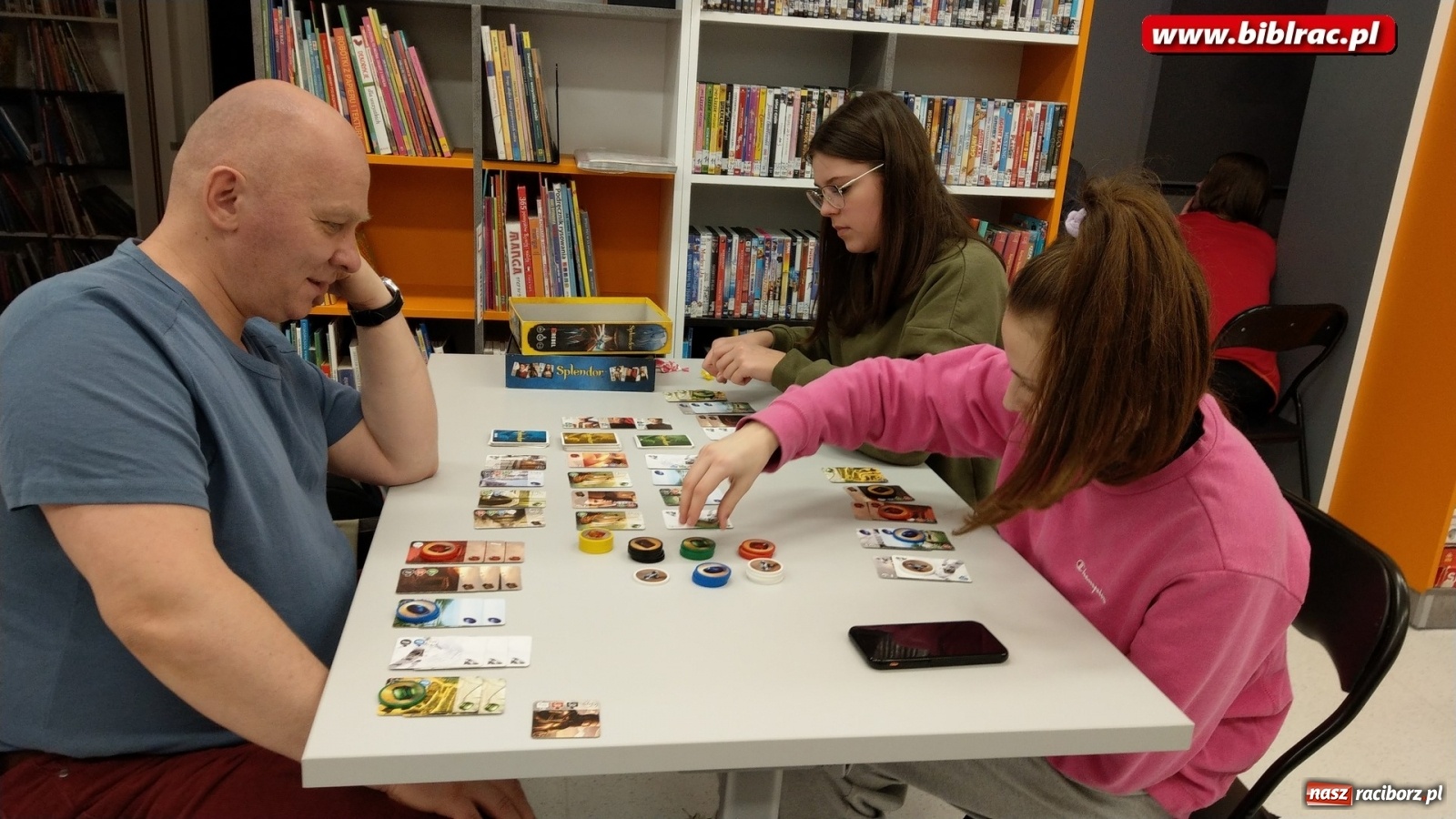 Zdjęcie w galerii na portalu naszraciborz.pl: Nocny maraton gier bez prądu w raciborskiej bibliotece wiadomości z regionu