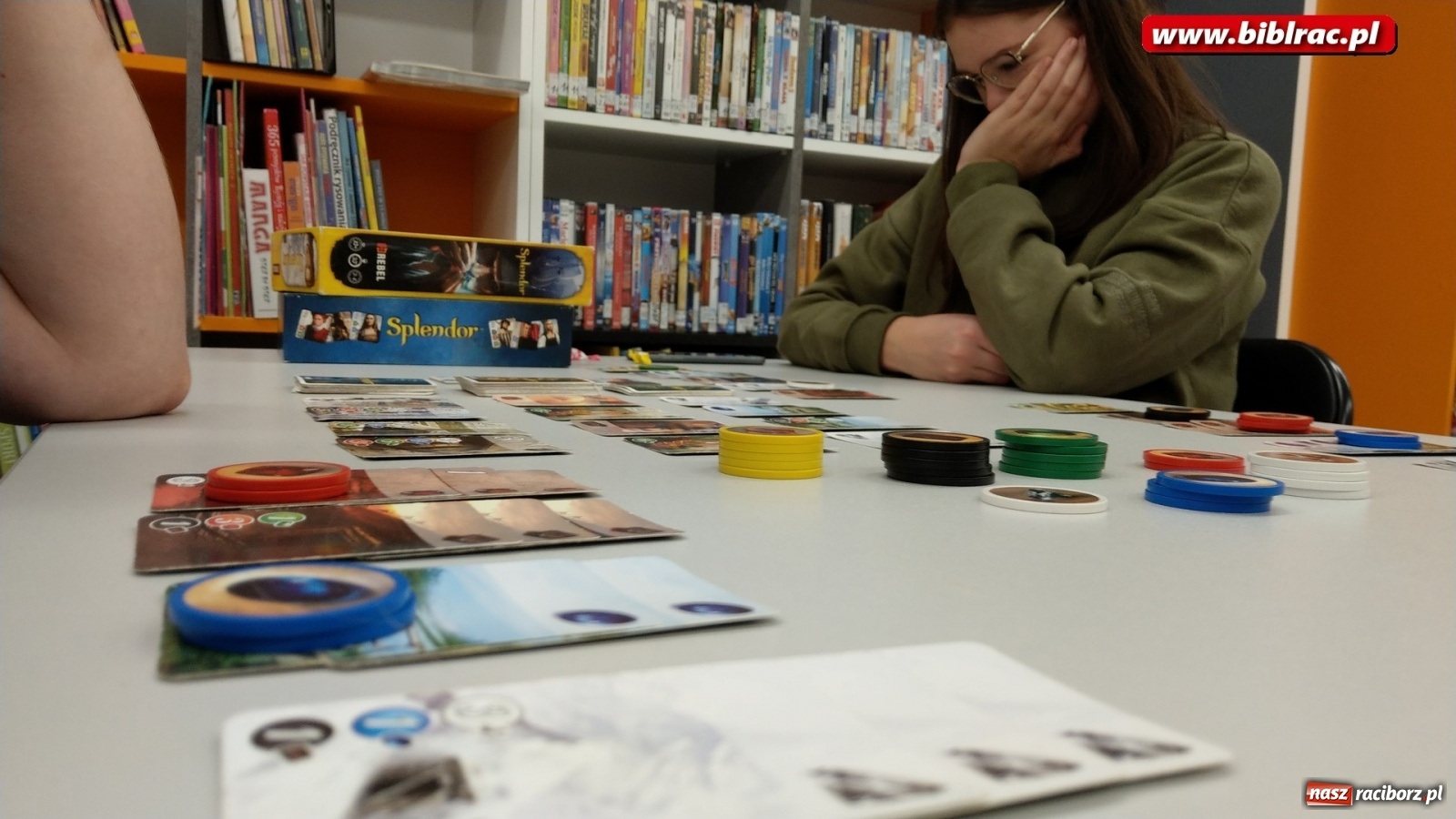 Zdjęcie w galerii na portalu naszraciborz.pl: Nocny maraton gier bez prądu w raciborskiej bibliotece wiadomości z regionu