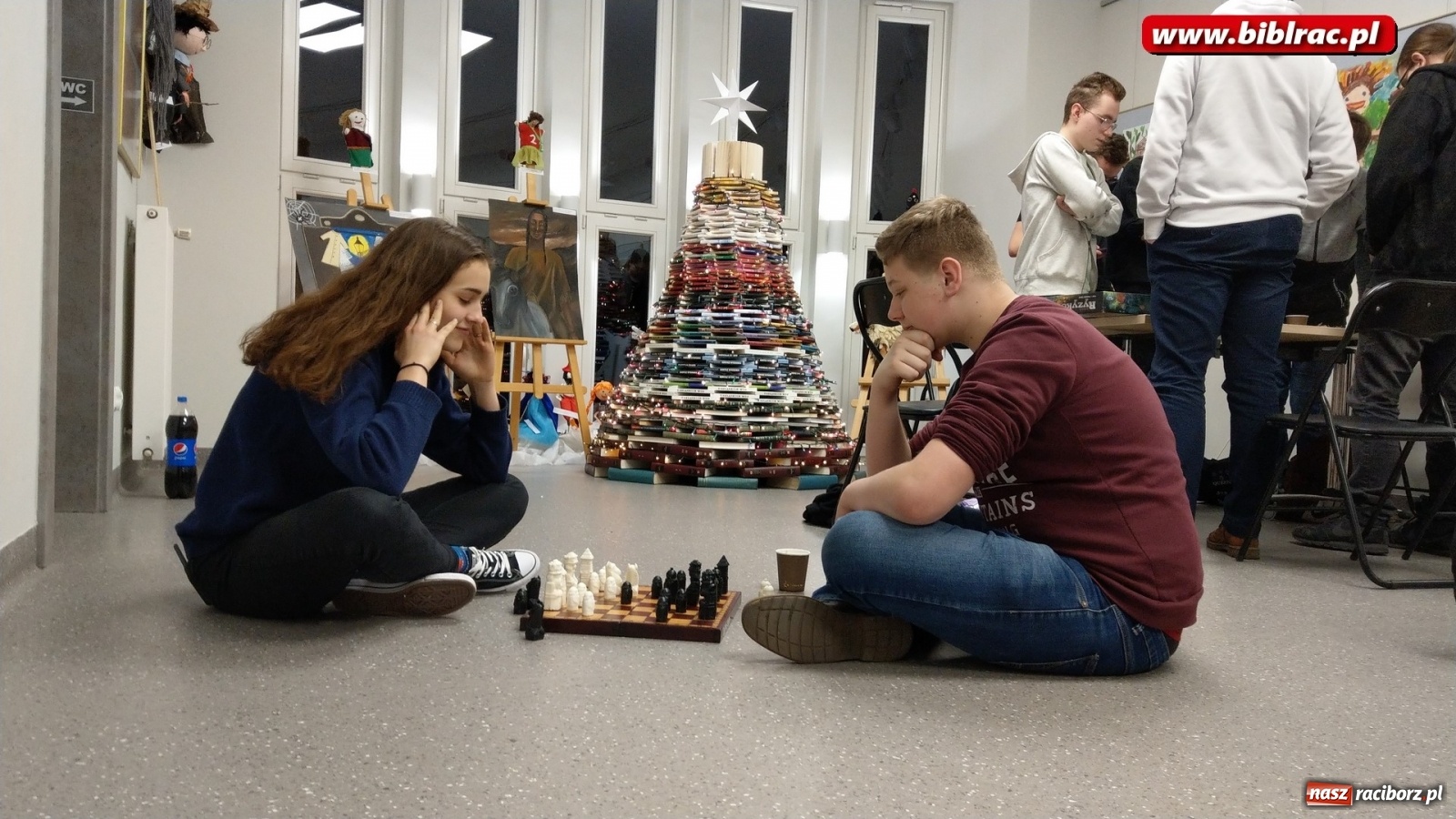 Zdjęcie w galerii na portalu naszraciborz.pl: Nocny maraton gier bez prądu w raciborskiej bibliotece wiadomości z regionu