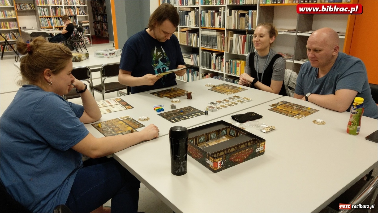 Zdjęcie w galerii na portalu naszraciborz.pl: Nocny maraton gier bez prądu w raciborskiej bibliotece wiadomości z regionu