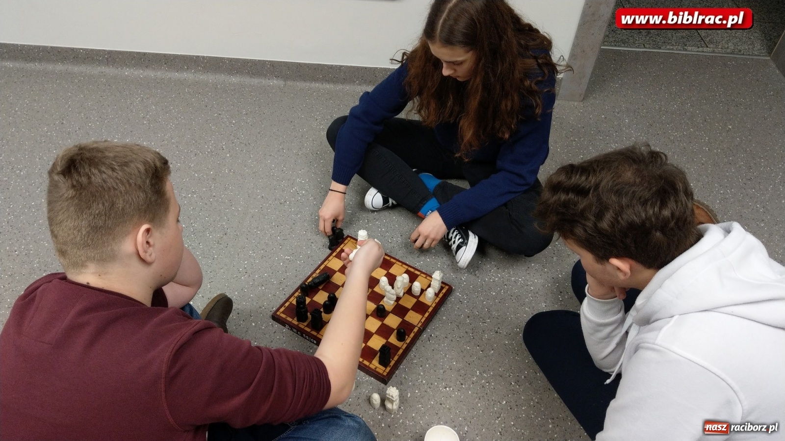 Zdjęcie w galerii na portalu naszraciborz.pl: Nocny maraton gier bez prądu w raciborskiej bibliotece wiadomości z regionu