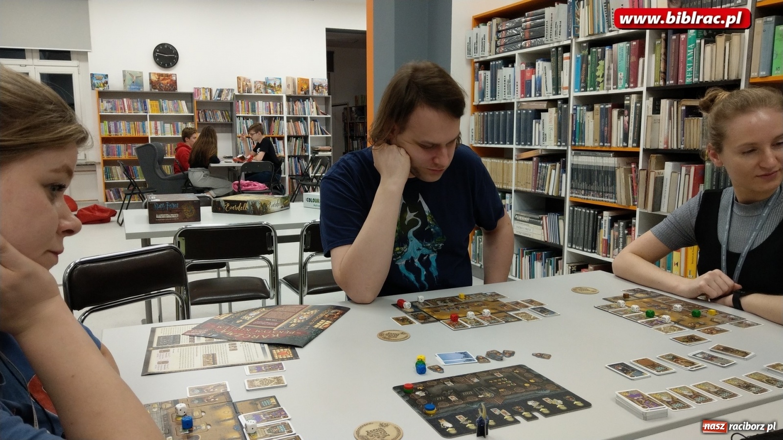 Zdjęcie w galerii na portalu naszraciborz.pl: Nocny maraton gier bez prądu w raciborskiej bibliotece wiadomości z regionu