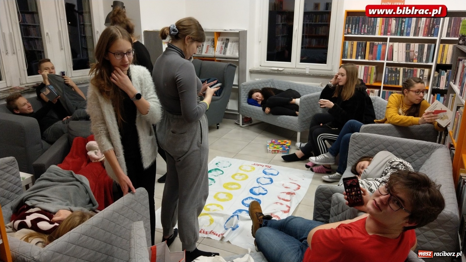 Zdjęcie w galerii na portalu naszraciborz.pl: Nocny maraton gier bez prądu w raciborskiej bibliotece wiadomości z regionu