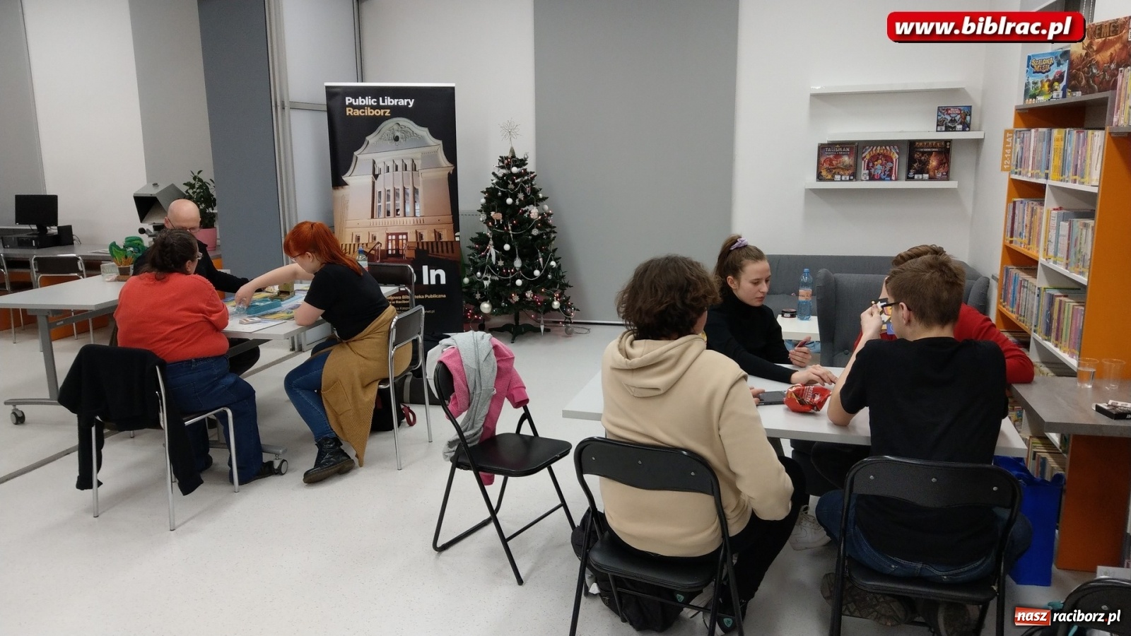 Zdjęcie w galerii na portalu naszraciborz.pl: Nocny maraton gier bez prądu w raciborskiej bibliotece wiadomości z regionu