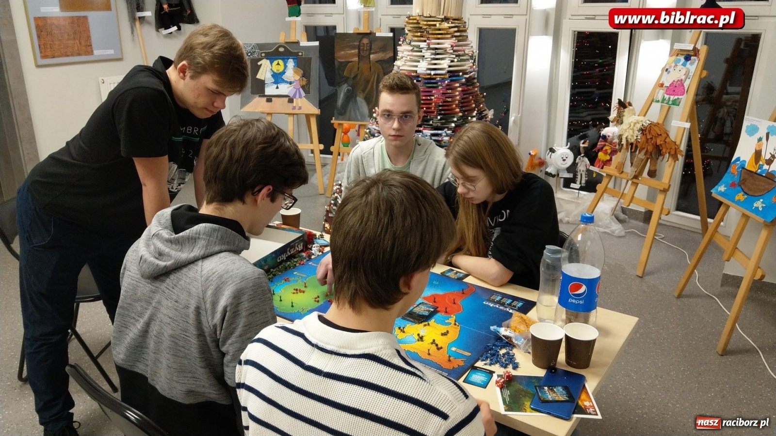 Zdjęcie w galerii na portalu naszraciborz.pl: Nocny maraton gier bez prądu w raciborskiej bibliotece wiadomości z regionu