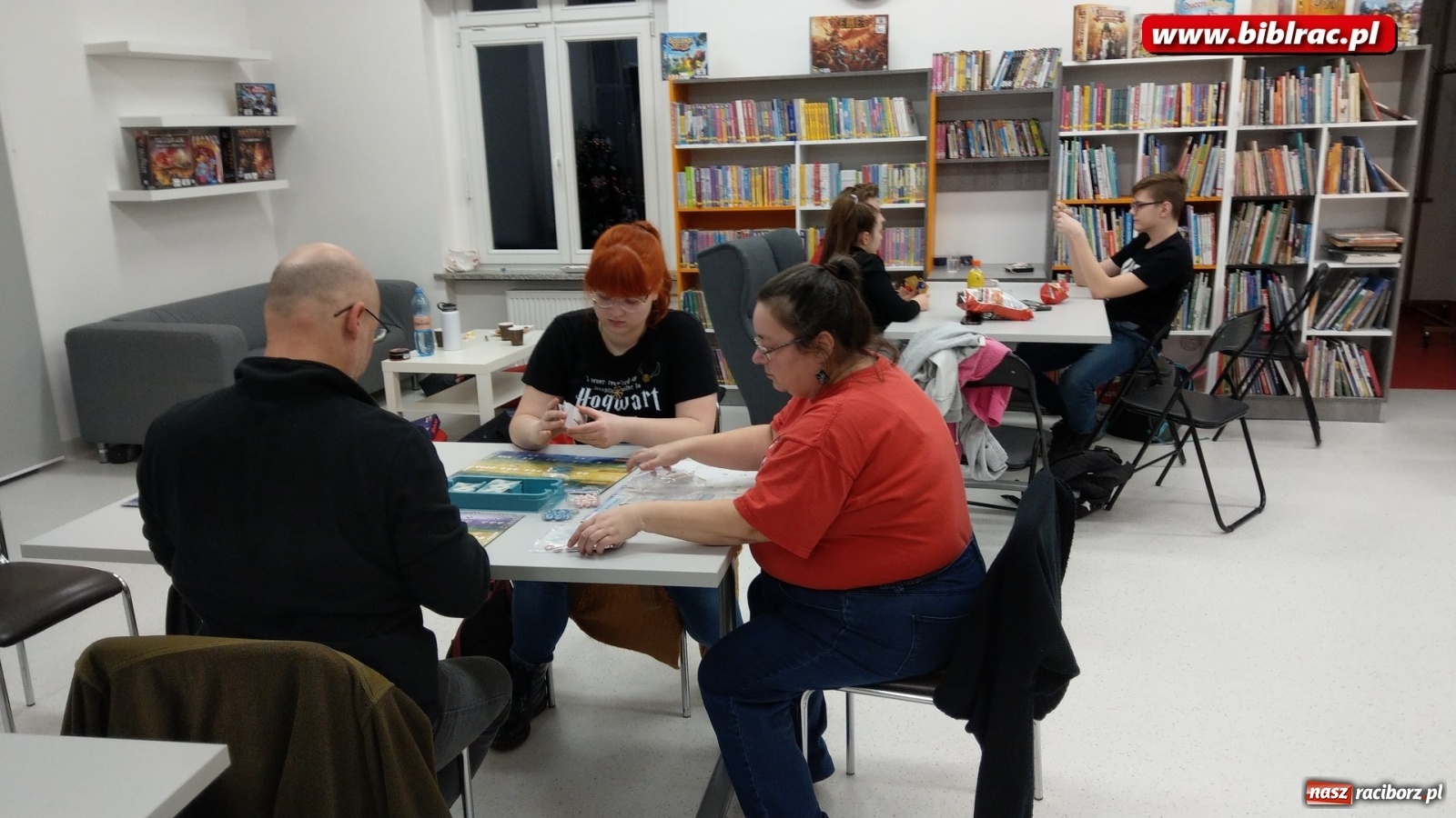 Zdjęcie w galerii na portalu naszraciborz.pl: Nocny maraton gier bez prądu w raciborskiej bibliotece wiadomości z regionu