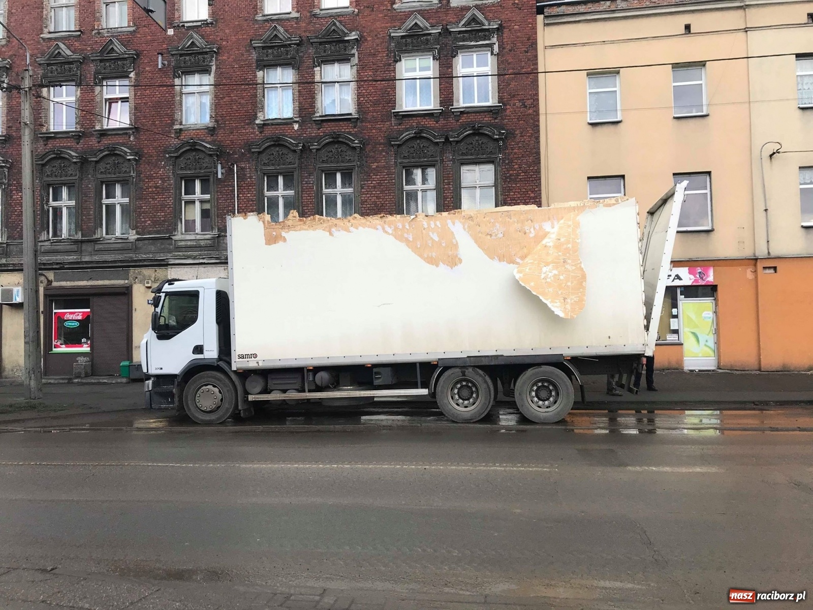 Zdjęcie w galerii na portalu naszraciborz.pl: Groźne zdarzenie pod wiaduktem na Bosackiej-Rybnickiej. Dach ciężarówki spadł na osobówki wiadomości z regionu