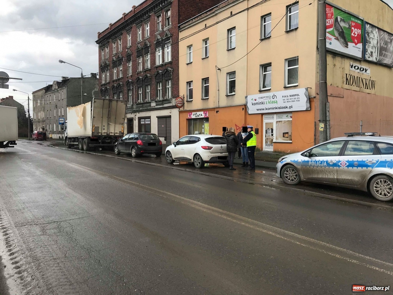 Zdjęcie w galerii na portalu naszraciborz.pl: Groźne zdarzenie pod wiaduktem na Bosackiej-Rybnickiej. Dach ciężarówki spadł na osobówki wiadomości z regionu