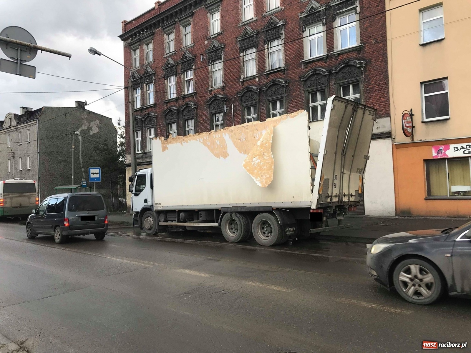 Zdjęcie w galerii na portalu naszraciborz.pl: Groźne zdarzenie pod wiaduktem na Bosackiej-Rybnickiej. Dach ciężarówki spadł na osobówki wiadomości z regionu