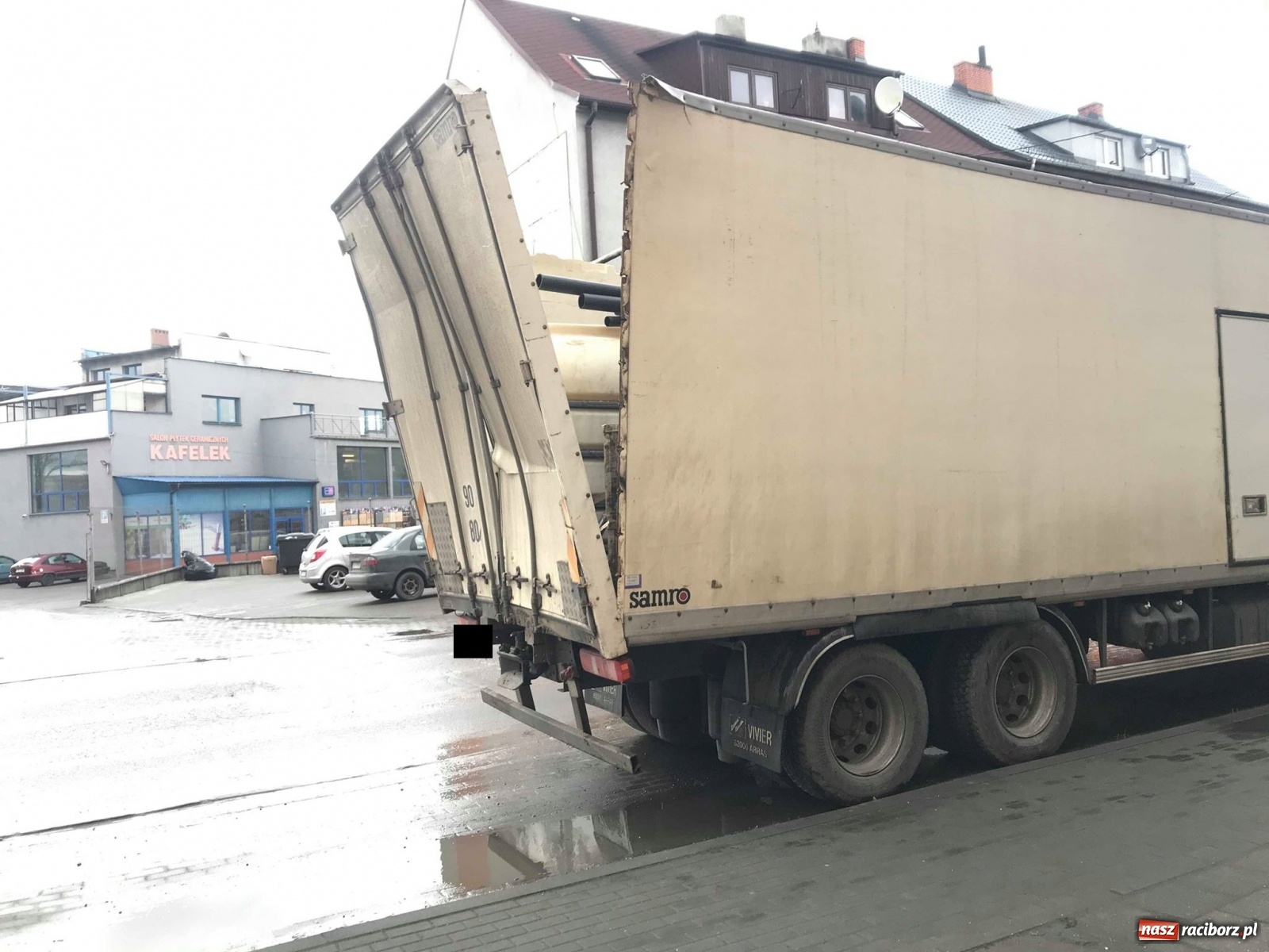 Zdjęcie w galerii na portalu naszraciborz.pl: Groźne zdarzenie pod wiaduktem na Bosackiej-Rybnickiej. Dach ciężarówki spadł na osobówki wiadomości z regionu