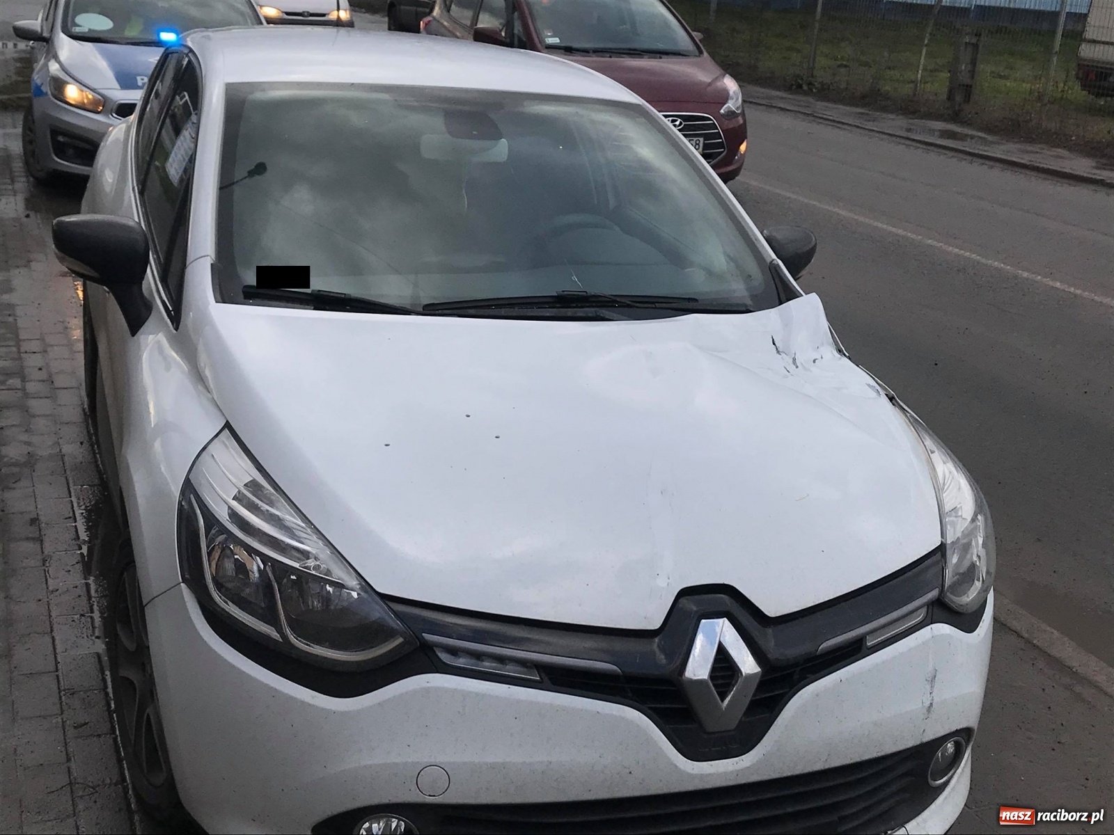 Zdjęcie w galerii na portalu naszraciborz.pl: Groźne zdarzenie pod wiaduktem na Bosackiej-Rybnickiej. Dach ciężarówki spadł na osobówki wiadomości z regionu