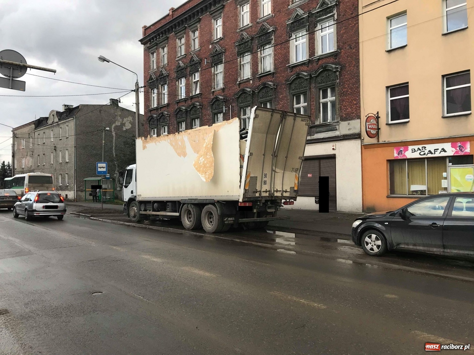 Zdjęcie w galerii na portalu naszraciborz.pl: Groźne zdarzenie pod wiaduktem na Bosackiej-Rybnickiej. Dach ciężarówki spadł na osobówki wiadomości z regionu