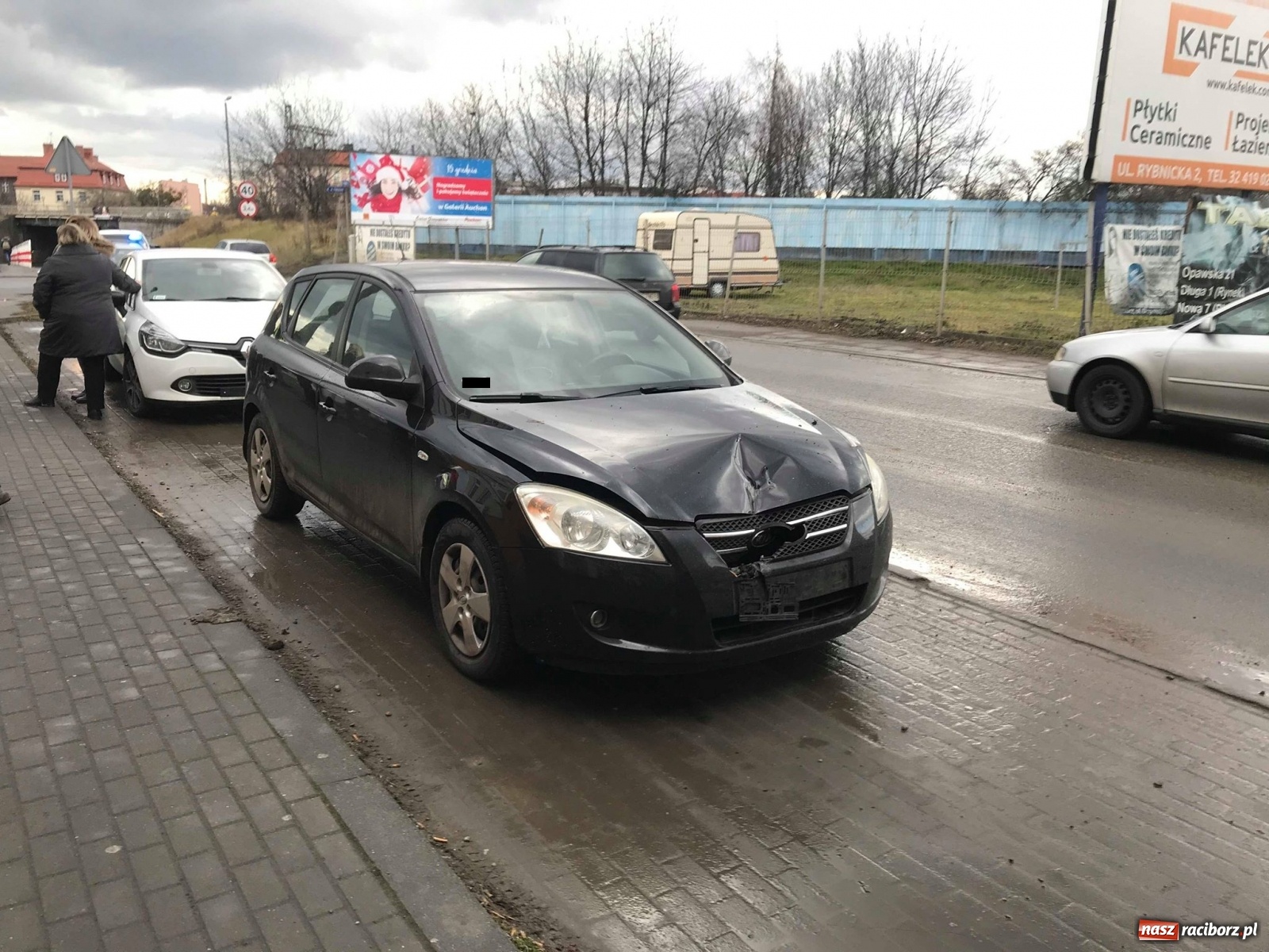 Zdjęcie w galerii na portalu naszraciborz.pl: Groźne zdarzenie pod wiaduktem na Bosackiej-Rybnickiej. Dach ciężarówki spadł na osobówki wiadomości z regionu