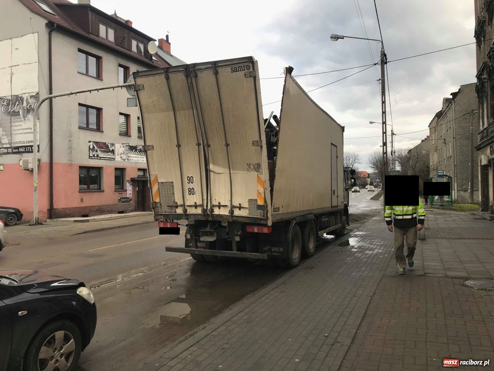 Zdjęcie w galerii na portalu naszraciborz.pl: Groźne zdarzenie pod wiaduktem na Bosackiej-Rybnickiej. Dach ciężarówki spadł na osobówki wiadomości z regionu