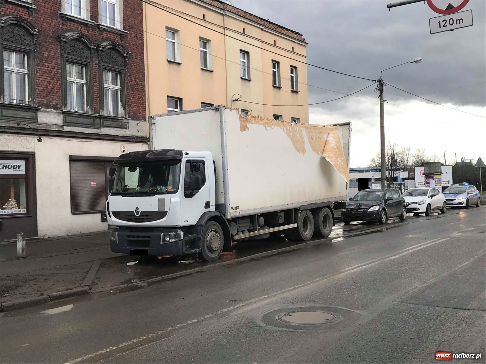 Zdjęcie w galerii na portalu naszraciborz.pl: Groźne zdarzenie pod wiaduktem na Bosackiej-Rybnickiej. Dach ciężarówki spadł na osobówki wiadomości z regionu