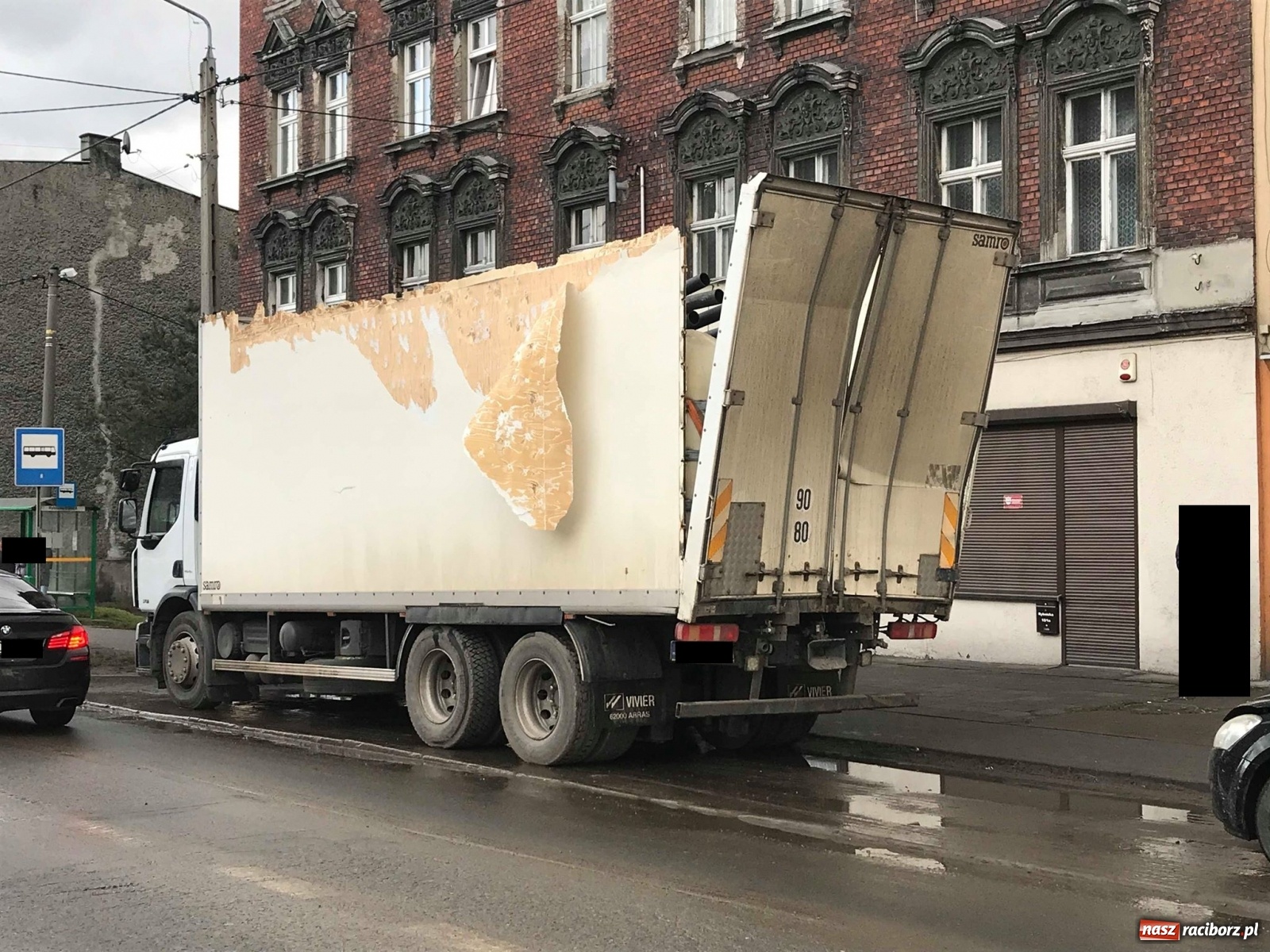 Zdjęcie w galerii na portalu naszraciborz.pl: Groźne zdarzenie pod wiaduktem na Bosackiej-Rybnickiej. Dach ciężarówki spadł na osobówki wiadomości z regionu