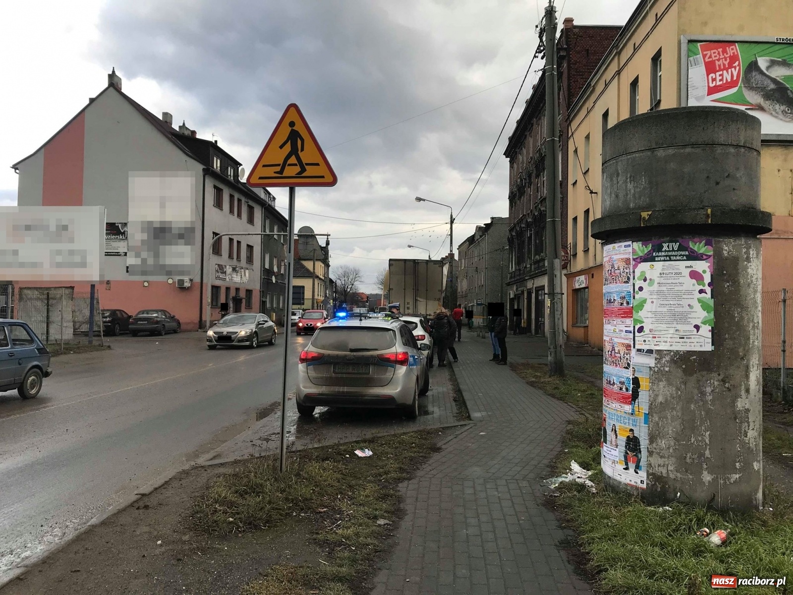 Zdjęcie w galerii na portalu naszraciborz.pl: Groźne zdarzenie pod wiaduktem na Bosackiej-Rybnickiej. Dach ciężarówki spadł na osobówki wiadomości z regionu