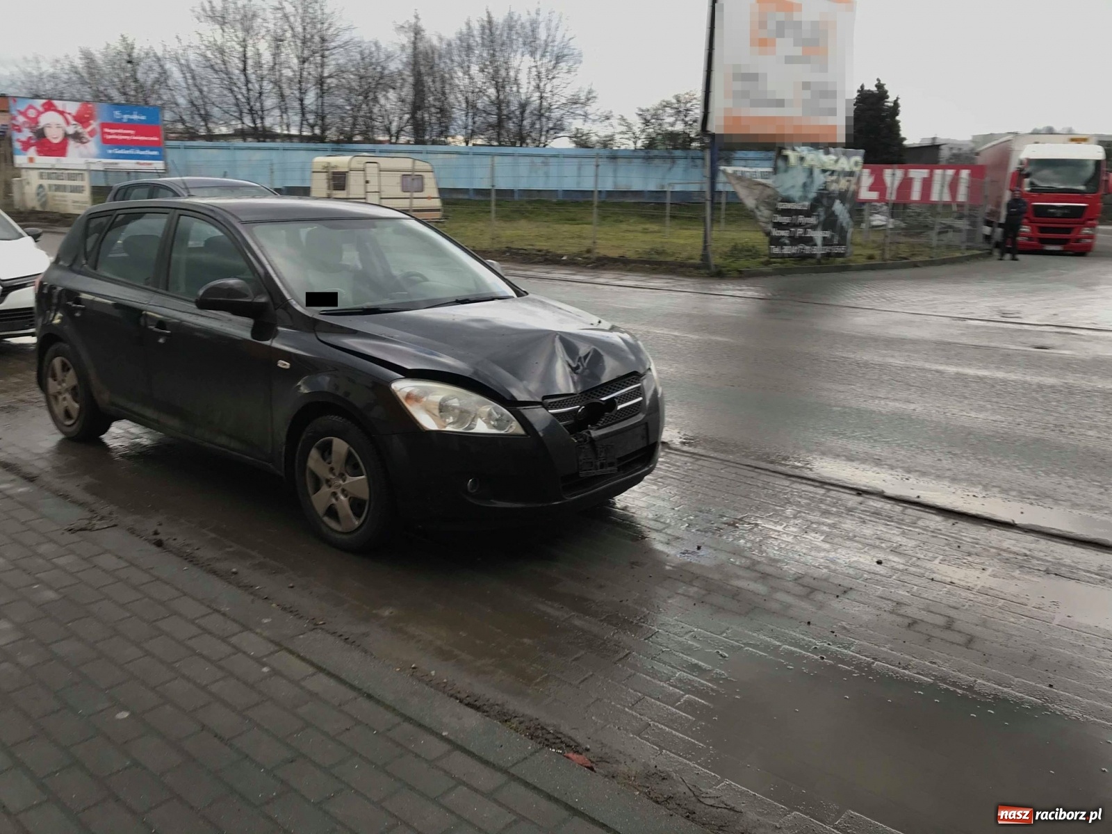 Zdjęcie w galerii na portalu naszraciborz.pl: Groźne zdarzenie pod wiaduktem na Bosackiej-Rybnickiej. Dach ciężarówki spadł na osobówki wiadomości z regionu