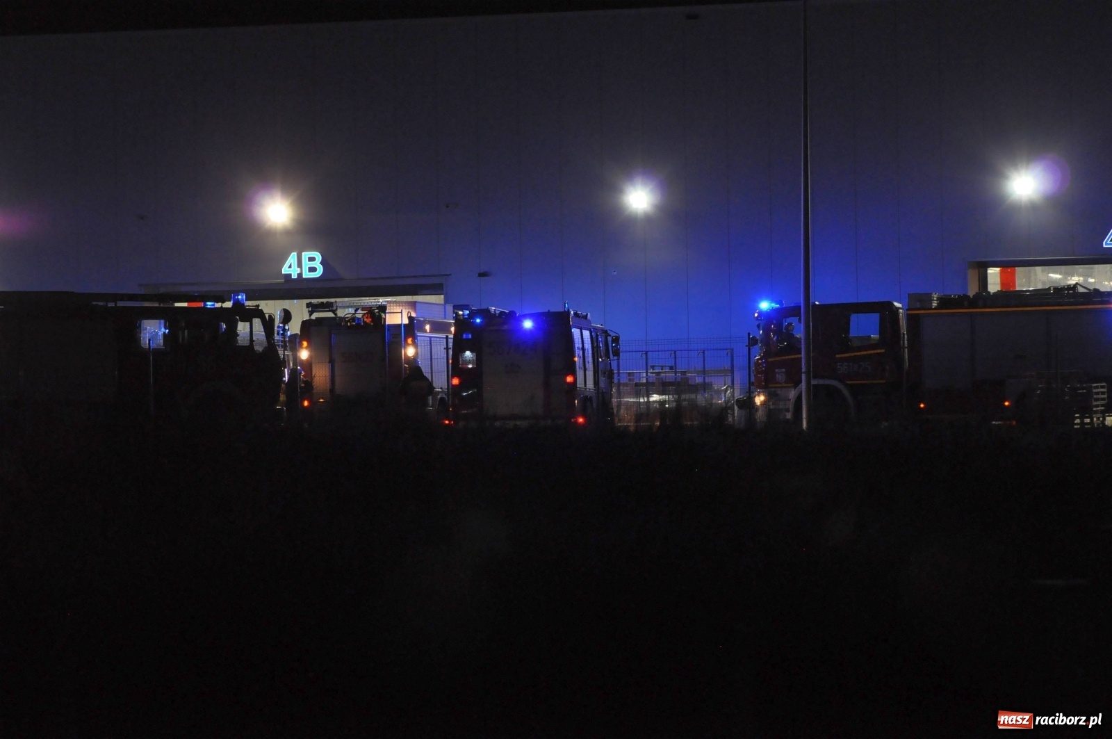 Zdjęcie w galerii na portalu naszraciborz.pl: Nocny pożar w Eko-Oknach w Kornicach [FOTO] wiadomości z regionu