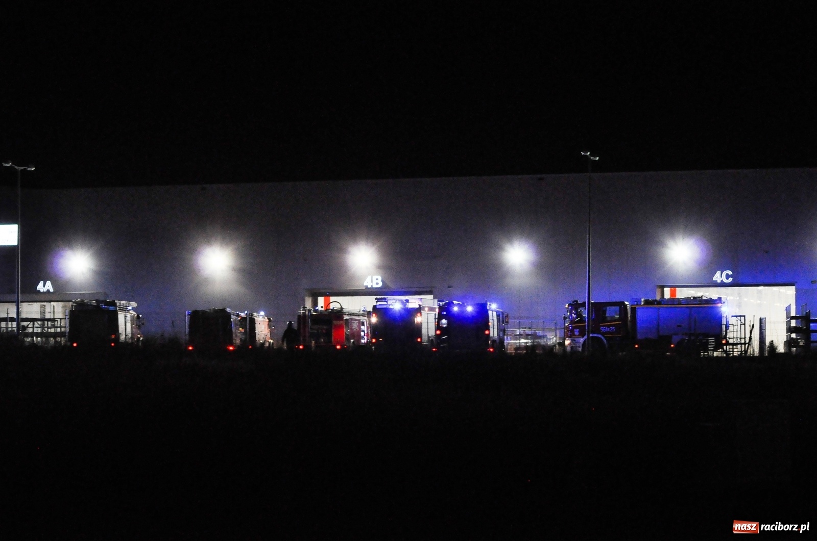 Zdjęcie w galerii na portalu naszraciborz.pl: Nocny pożar w Eko-Oknach w Kornicach [FOTO] wiadomości z regionu