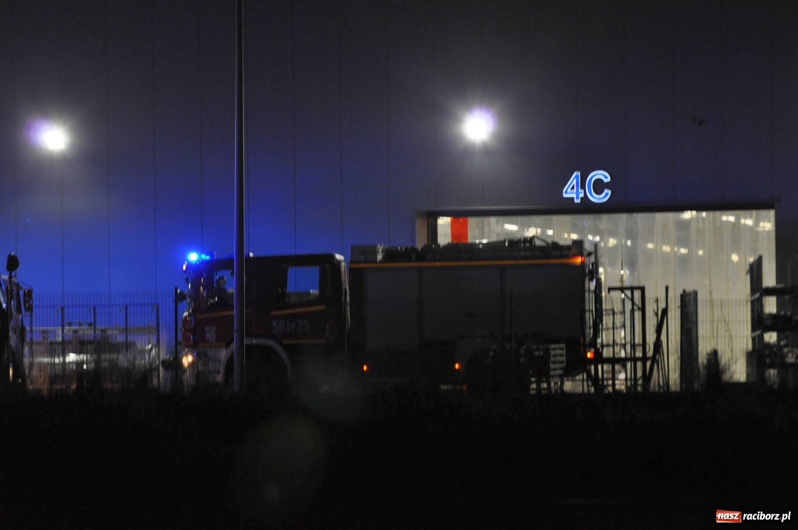 Zdjęcie w galerii na portalu naszraciborz.pl: Nocny pożar w Eko-Oknach w Kornicach [FOTO] wiadomości z regionu
