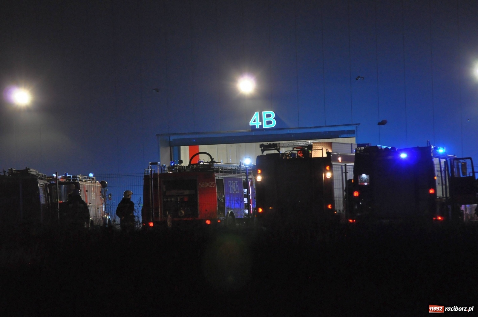 Zdjęcie w galerii na portalu naszraciborz.pl: Nocny pożar w Eko-Oknach w Kornicach [FOTO] wiadomości z regionu