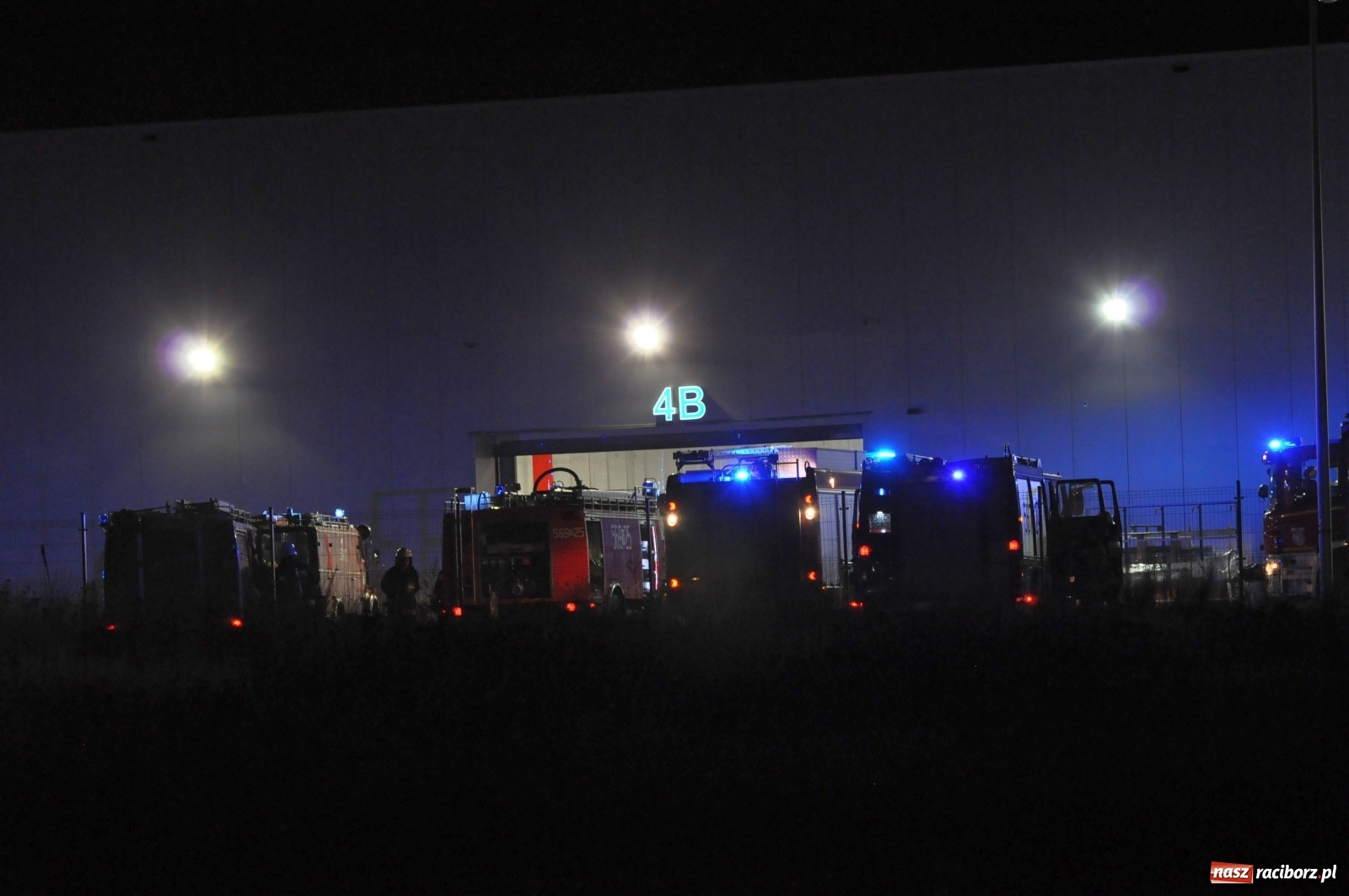 Zdjęcie w galerii na portalu naszraciborz.pl: Nocny pożar w Eko-Oknach w Kornicach [FOTO] wiadomości z regionu