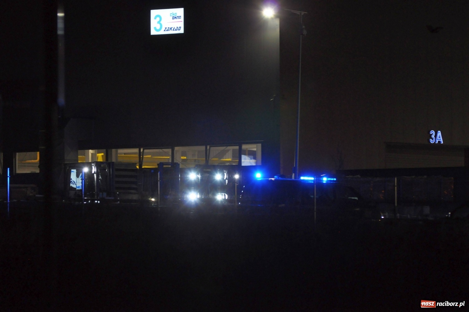 Zdjęcie w galerii na portalu naszraciborz.pl: Nocny pożar w Eko-Oknach w Kornicach [FOTO] wiadomości z regionu