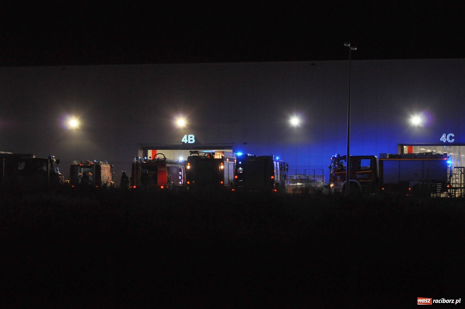 Zdjęcie w galerii na portalu naszraciborz.pl: Nocny pożar w Eko-Oknach w Kornicach [FOTO] wiadomości z regionu