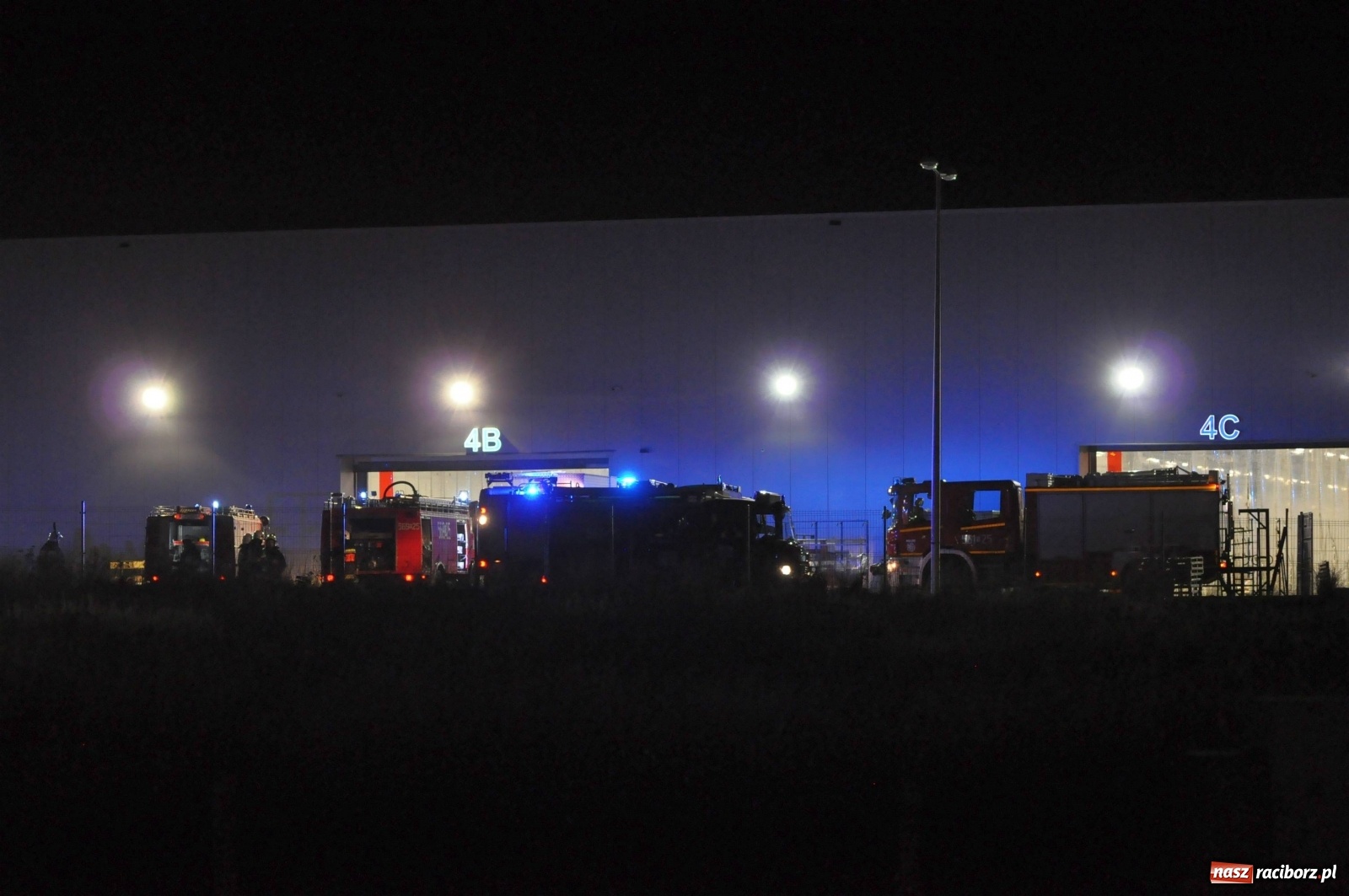 Zdjęcie w galerii na portalu naszraciborz.pl: Nocny pożar w Eko-Oknach w Kornicach [FOTO] wiadomości z regionu