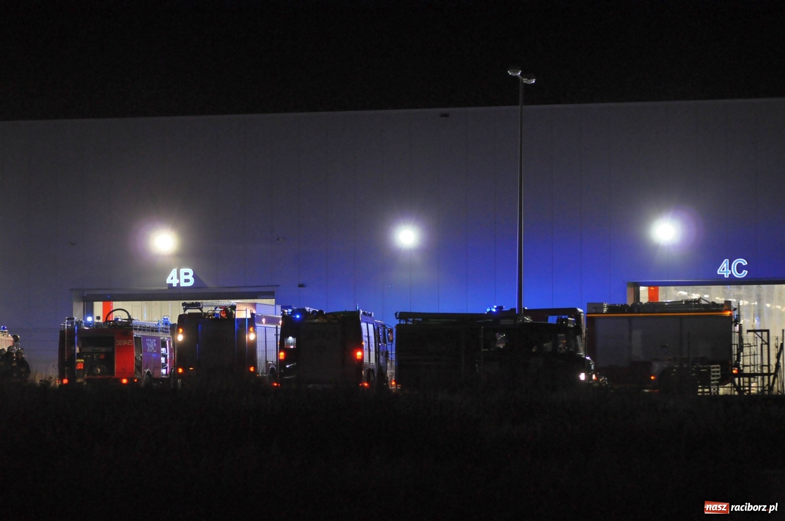 Zdjęcie w galerii na portalu naszraciborz.pl: Nocny pożar w Eko-Oknach w Kornicach [FOTO] wiadomości z regionu