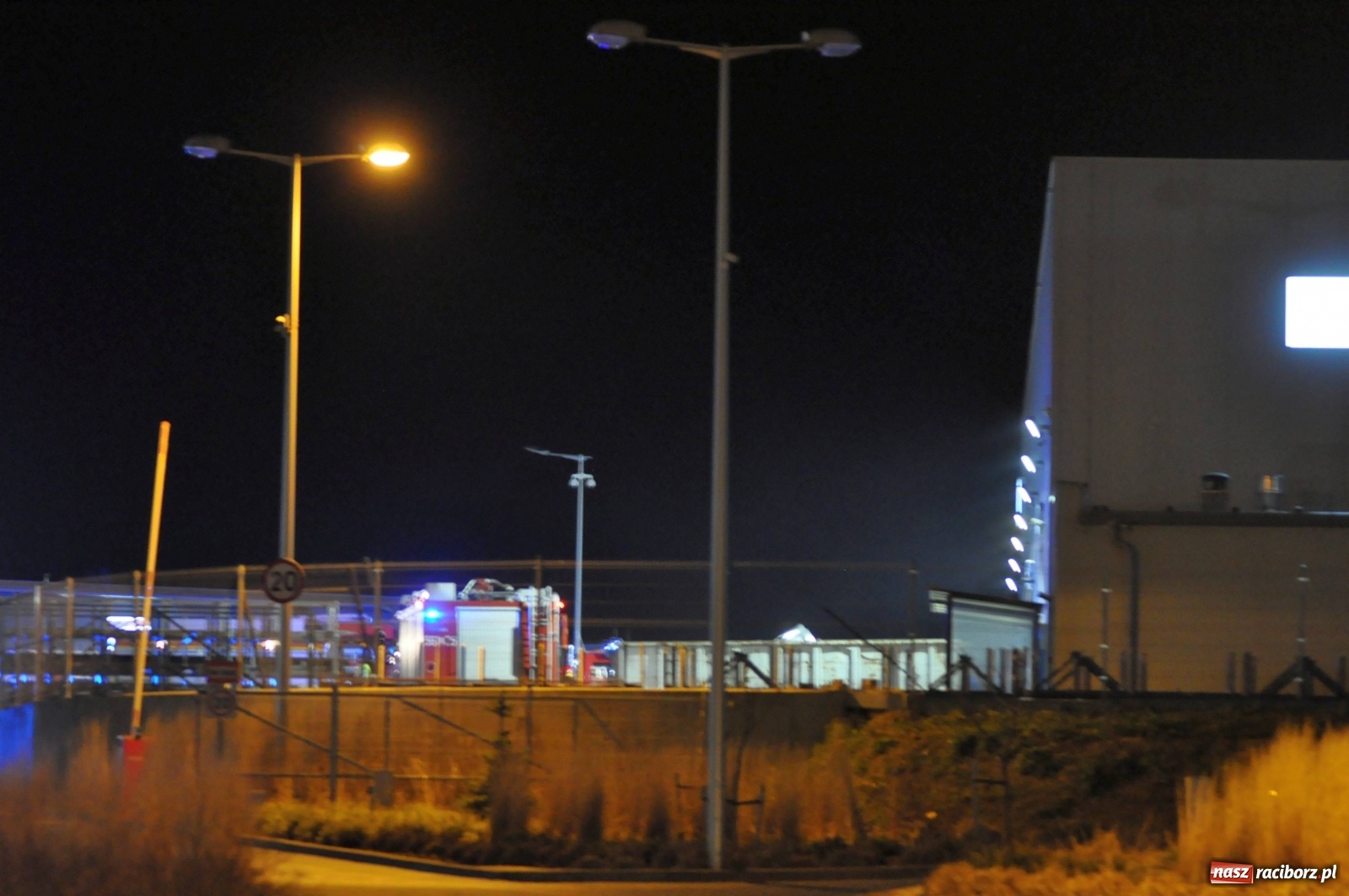 Zdjęcie w galerii na portalu naszraciborz.pl: Nocny pożar w Eko-Oknach w Kornicach [FOTO] wiadomości z regionu