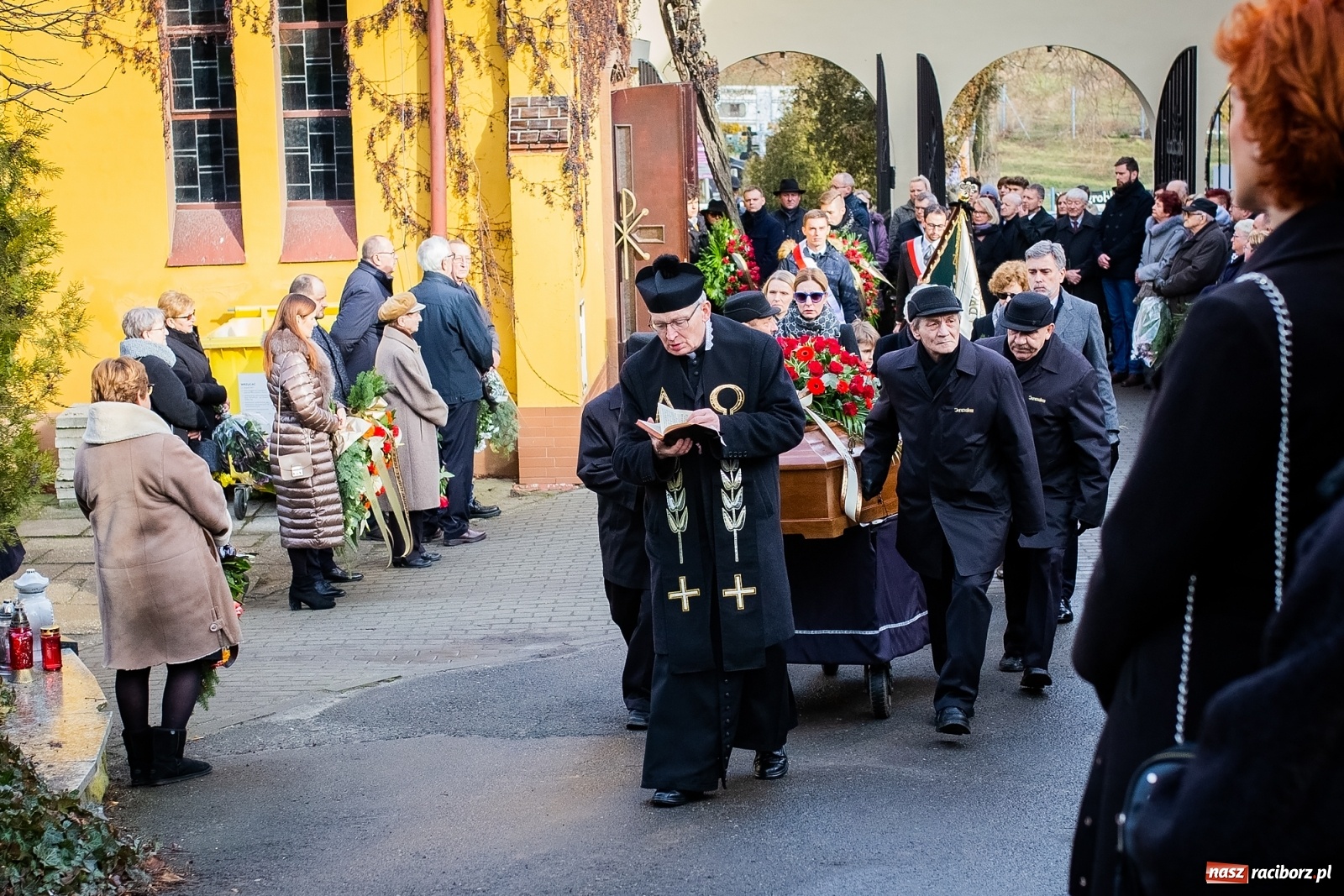Zdjęcie w galerii na portalu naszraciborz.pl: Na cmentarzu Jeruzalem pożegnano śp. mecenasa Jana Michała Stuchlego wiadomości z regionu