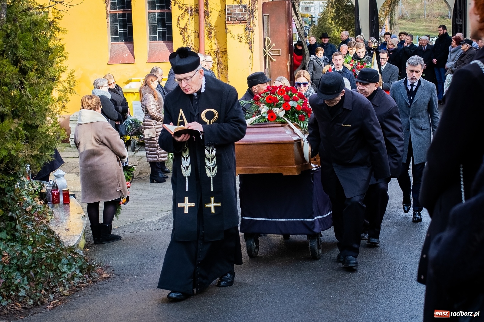 Zdjęcie w galerii na portalu naszraciborz.pl: Na cmentarzu Jeruzalem pożegnano śp. mecenasa Jana Michała Stuchlego wiadomości z regionu