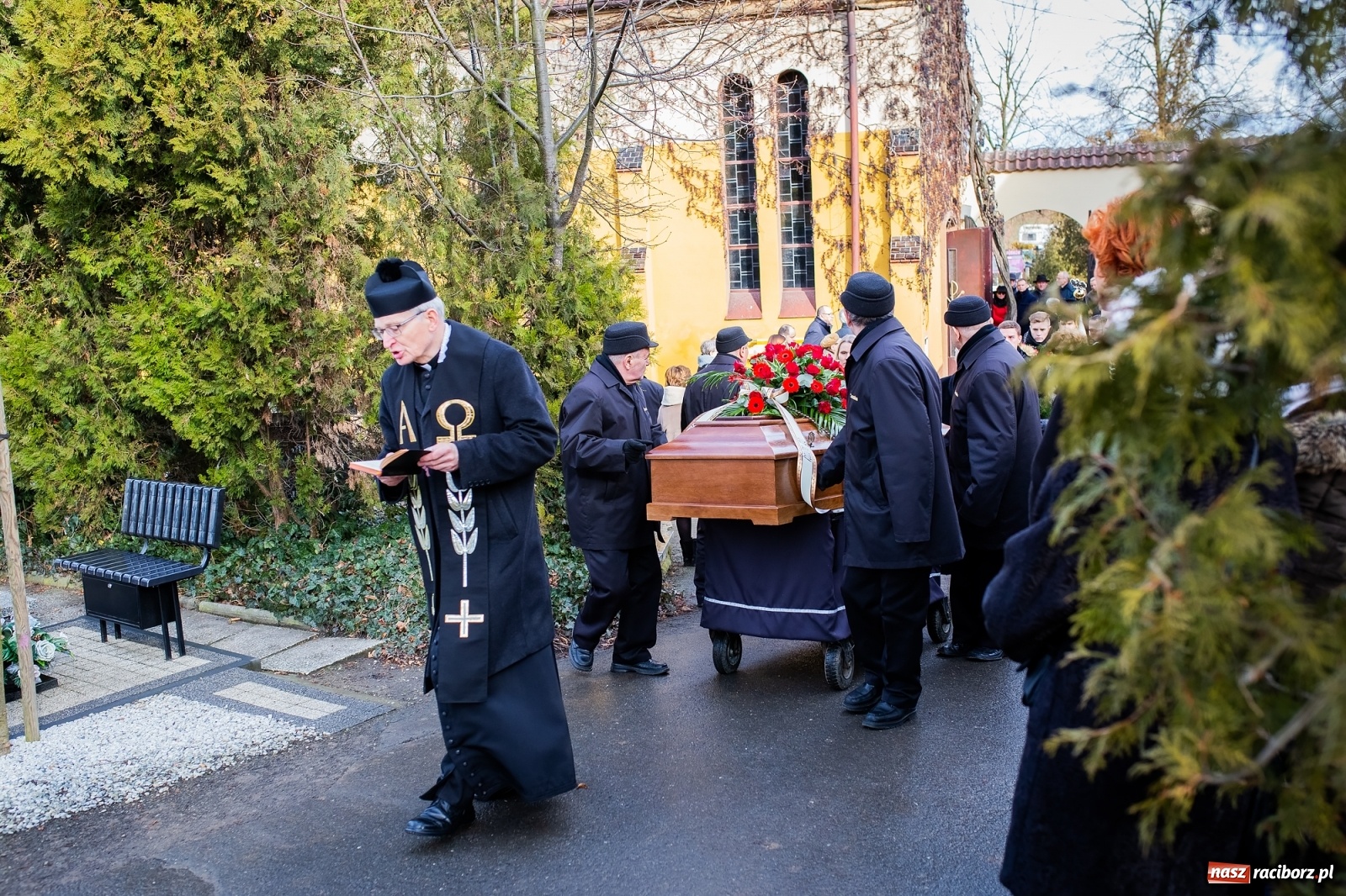 Zdjęcie w galerii na portalu naszraciborz.pl: Na cmentarzu Jeruzalem pożegnano śp. mecenasa Jana Michała Stuchlego wiadomości z regionu
