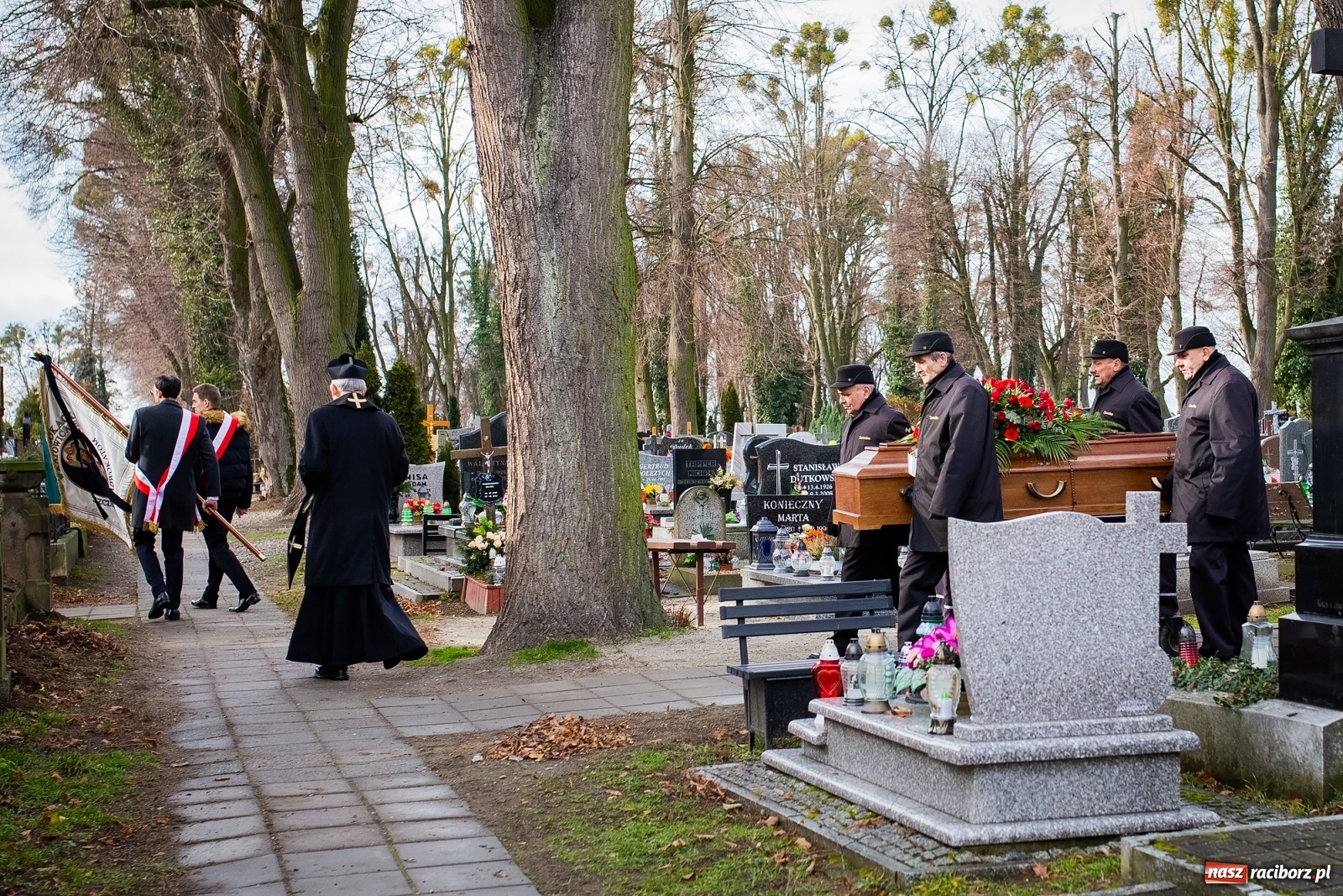 Zdjęcie w galerii na portalu naszraciborz.pl: Na cmentarzu Jeruzalem pożegnano śp. mecenasa Jana Michała Stuchlego wiadomości z regionu