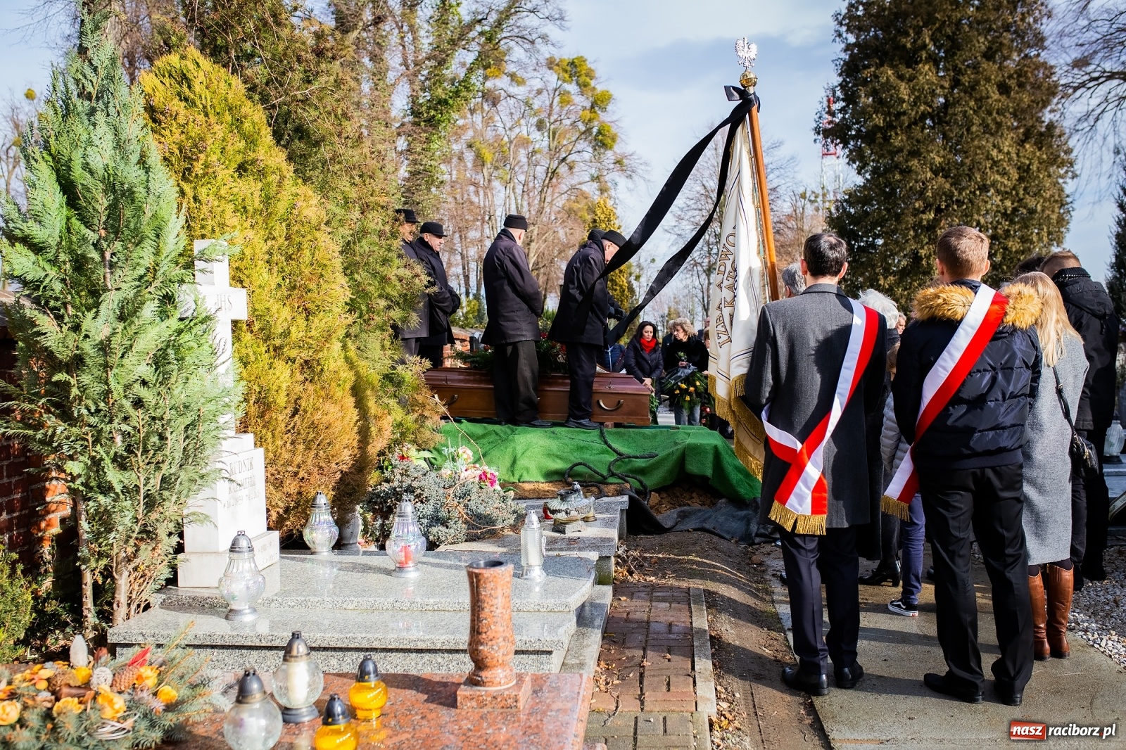Zdjęcie w galerii na portalu naszraciborz.pl: Na cmentarzu Jeruzalem pożegnano śp. mecenasa Jana Michała Stuchlego wiadomości z regionu