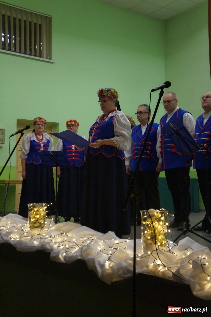 Zdjęcie w galerii na portalu naszraciborz.pl: Radosne pieśni bożonarodzeniowe zabrzmiały w Kobyli wiadomości z regionu